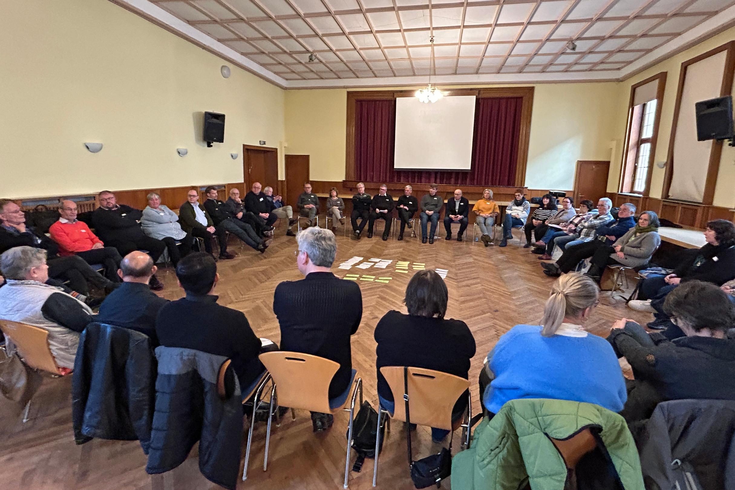 Vor 40 Teilnehmerinnen und Teilnehmern präsentierte der Generalvikar in Ottweiler seinen Abschlussbericht.