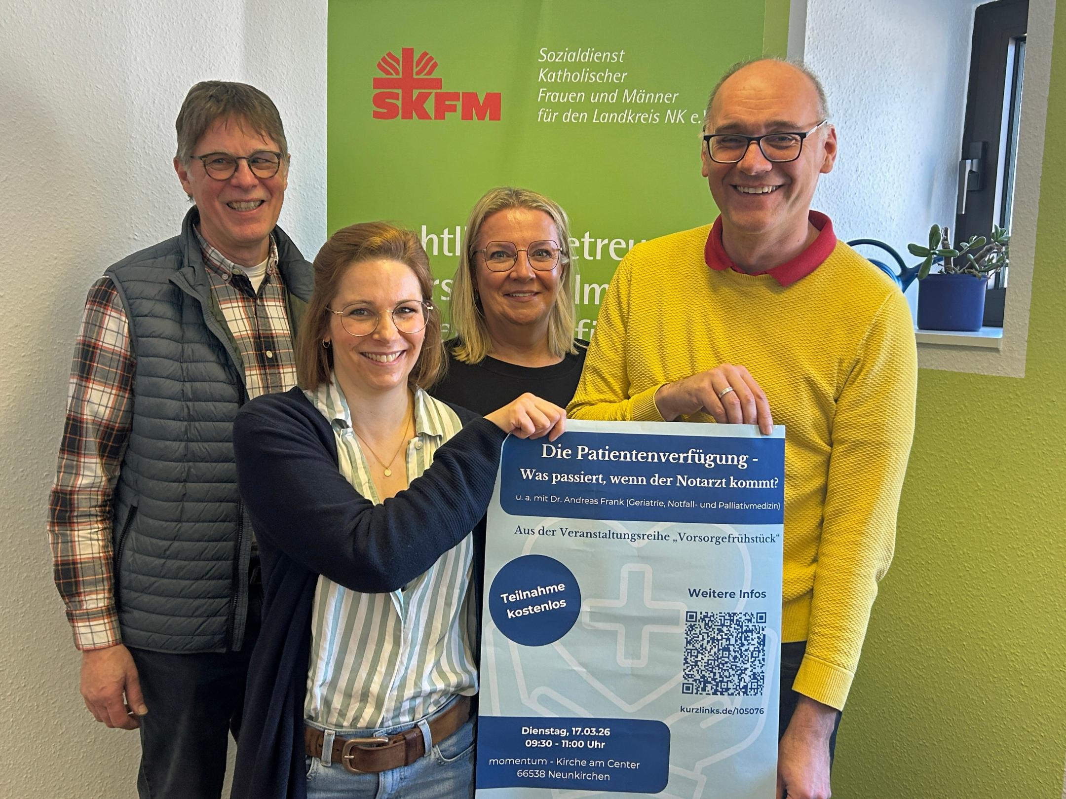 Diplom-Sozialarbeiter Martin Eisenbeis (SKFM), Sozialarbeiterin Nina Heinrich (SKFM), Gemeindereferentin Katja Groß (momentum) und Klaus Becker (KEB) informieren über das neue Angebot 'Vorsorgefrühstück' in Neunkirchen.