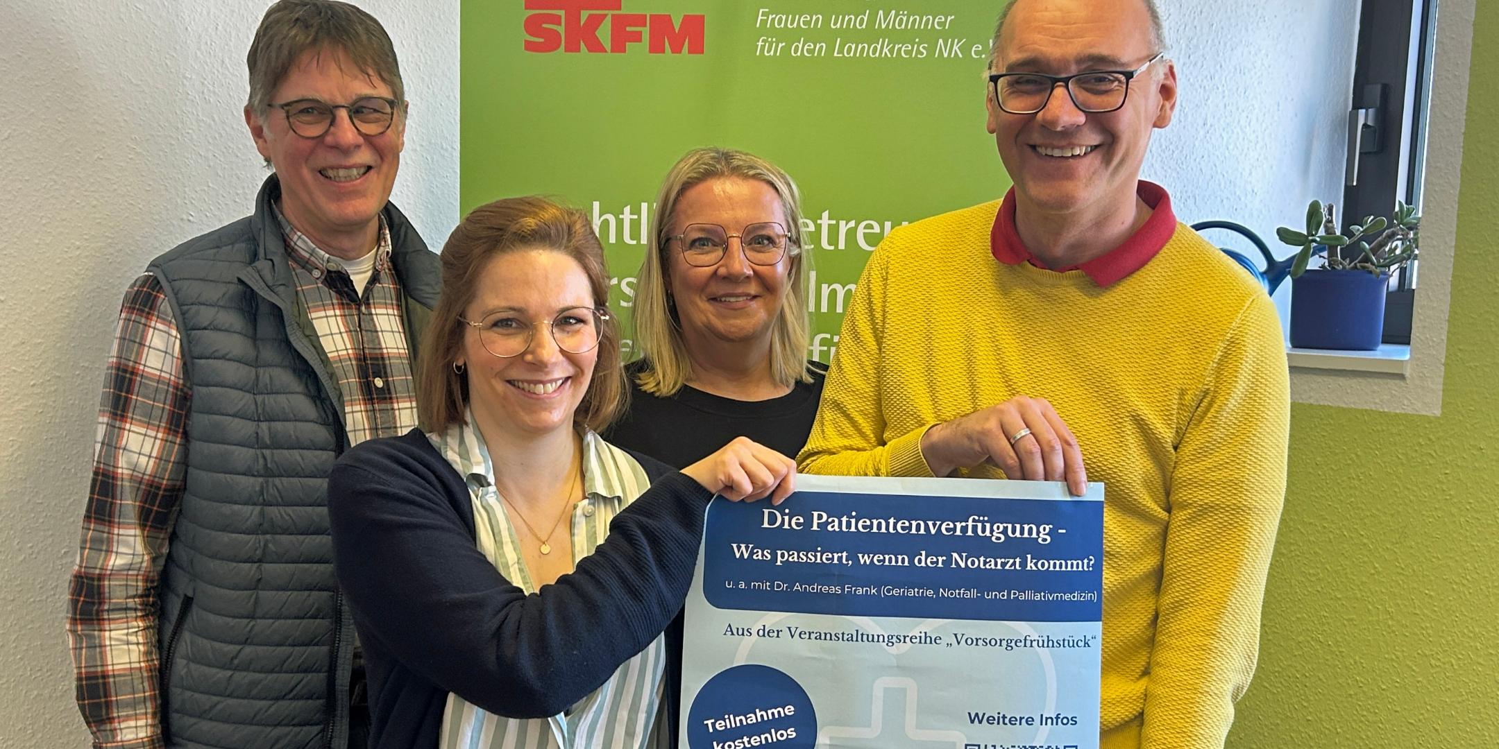 Diplom-Sozialarbeiter Martin Eisenbeis (SKFM), Sozialarbeiterin Nina Heinrich (SKFM), Gemeindereferentin Katja Groß (momentum) und Klaus Becker (KEB) informieren über das neue Angebot 'Vorsorgefrühstück' in Neunkirchen.
