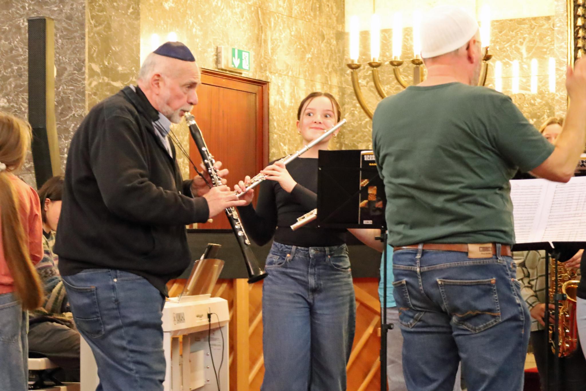 Helmut Eisel improvisiert mit der Schülerin Ella Maria