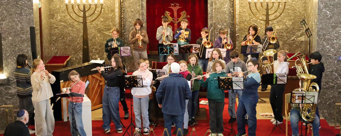 Eine Gruppe mit Blasinstrumenten probt für einen Auftritt