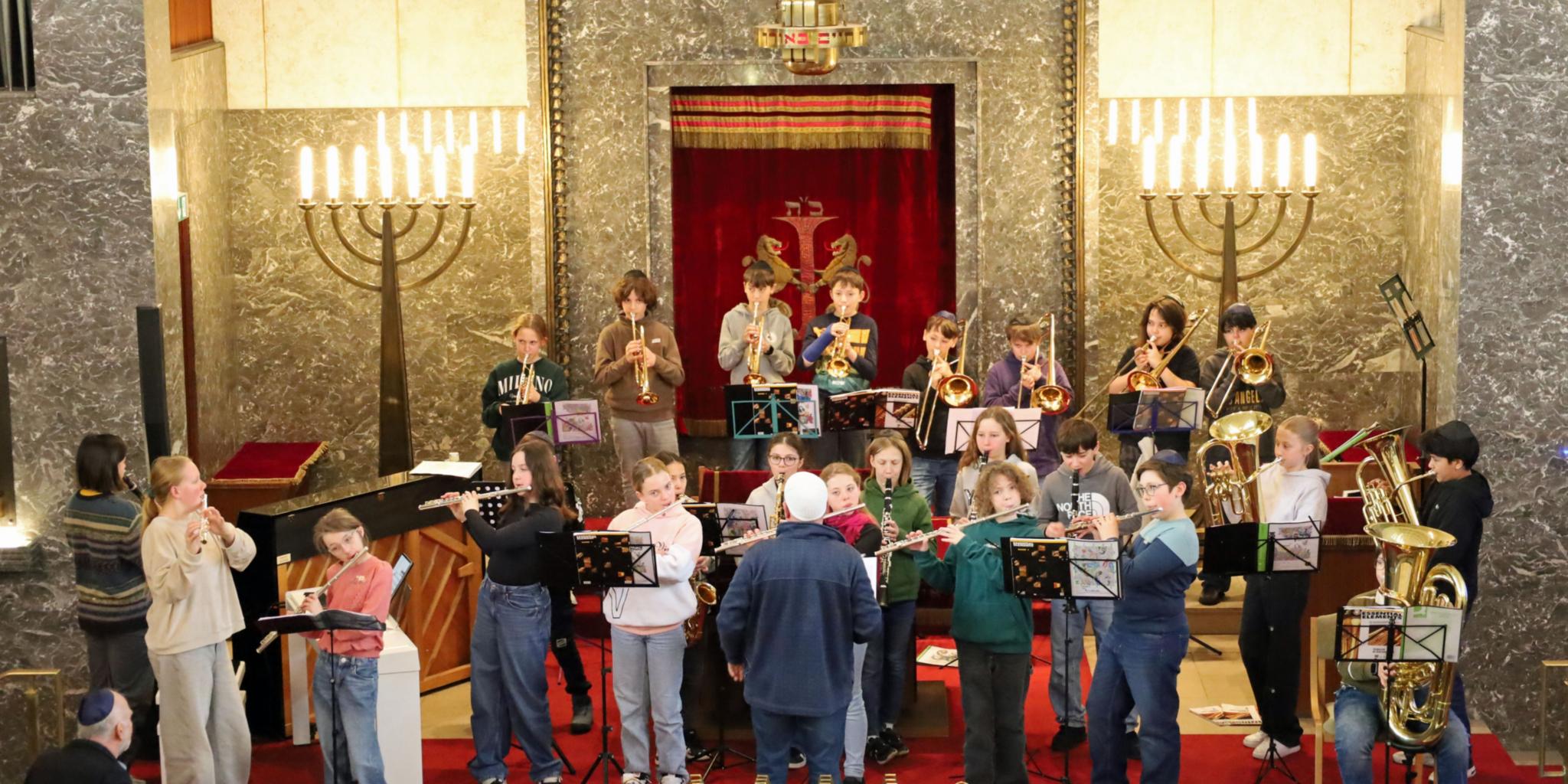 Eine Gruppe mit Blasinstrumenten probt für einen Auftritt