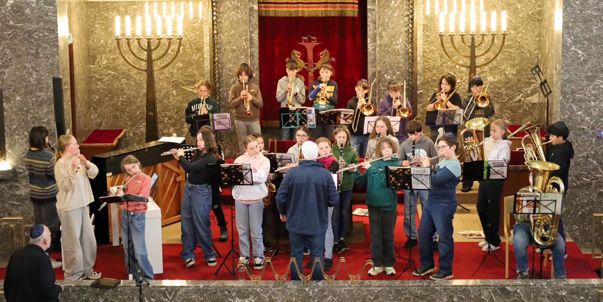 Eine Gruppe mit Blasinstrumenten probt für einen Auftritt