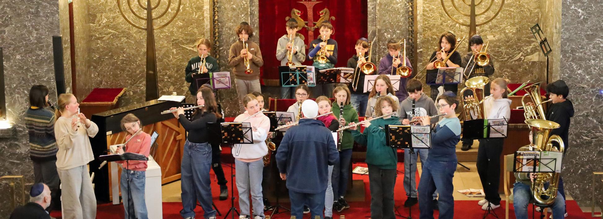 Eine Gruppe mit Blasinstrumenten probt für einen Auftritt