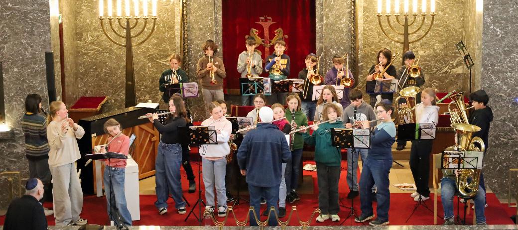 Eine Gruppe mit Blasinstrumenten probt für einen Auftritt