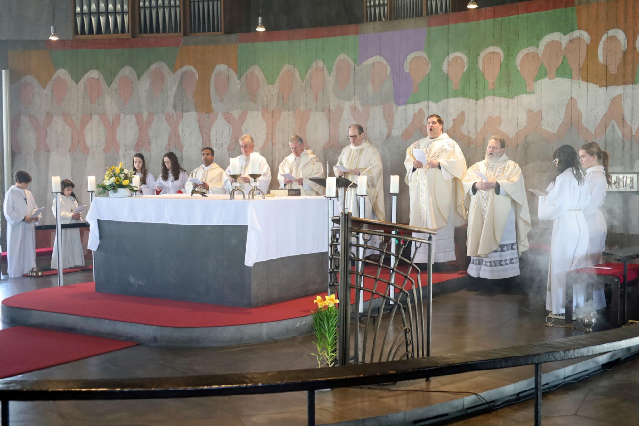 Neben Johannes Kerwer standen Dekan Patrik Schmidt, die Pfarrer Hans-Thomas Schmitt, Bernd Schneider, Kooperator Shyju Joseph Nedungattu und Diakon Michael Betzold der Messe vor