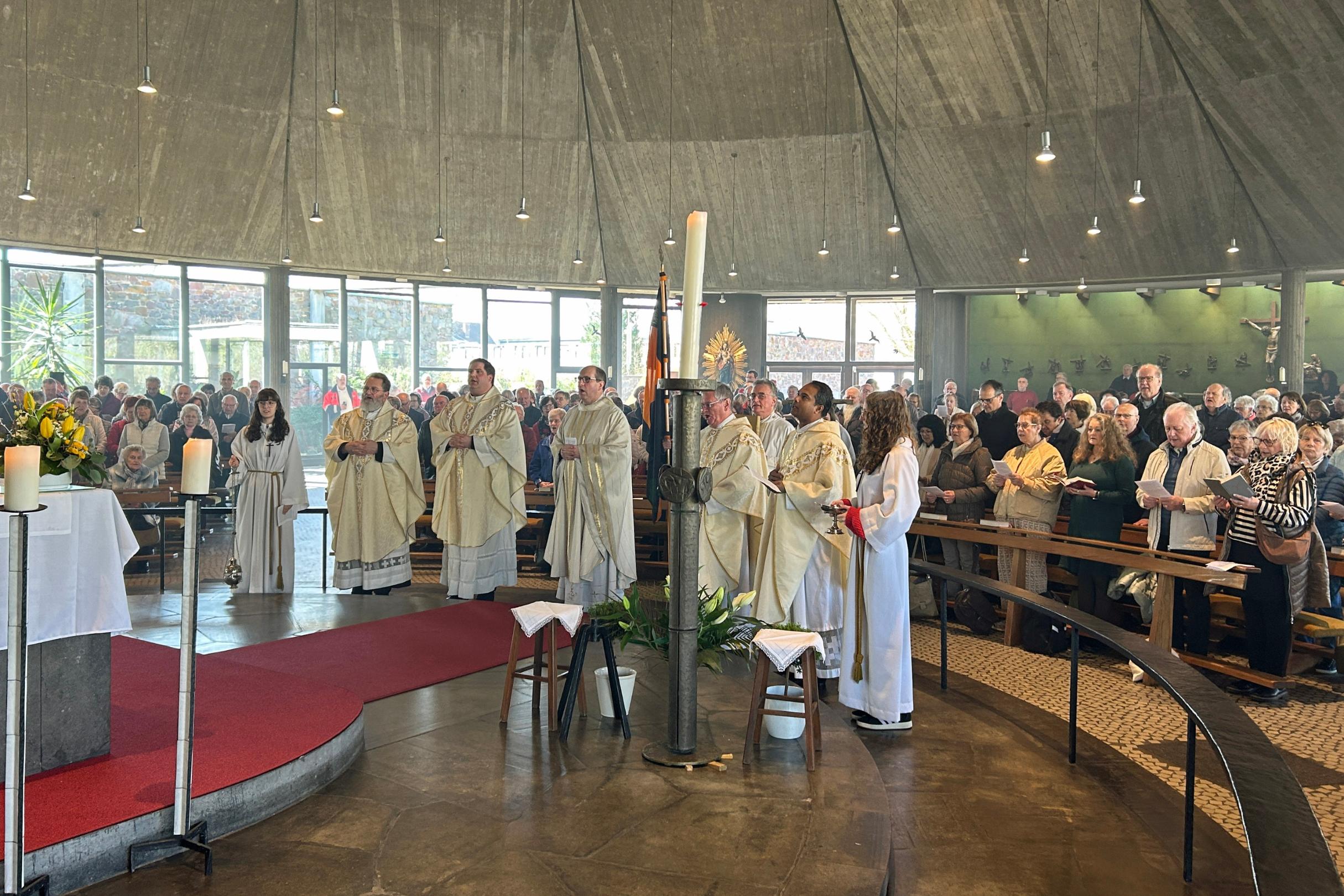 Auszug nach dem Festgottesdienst.