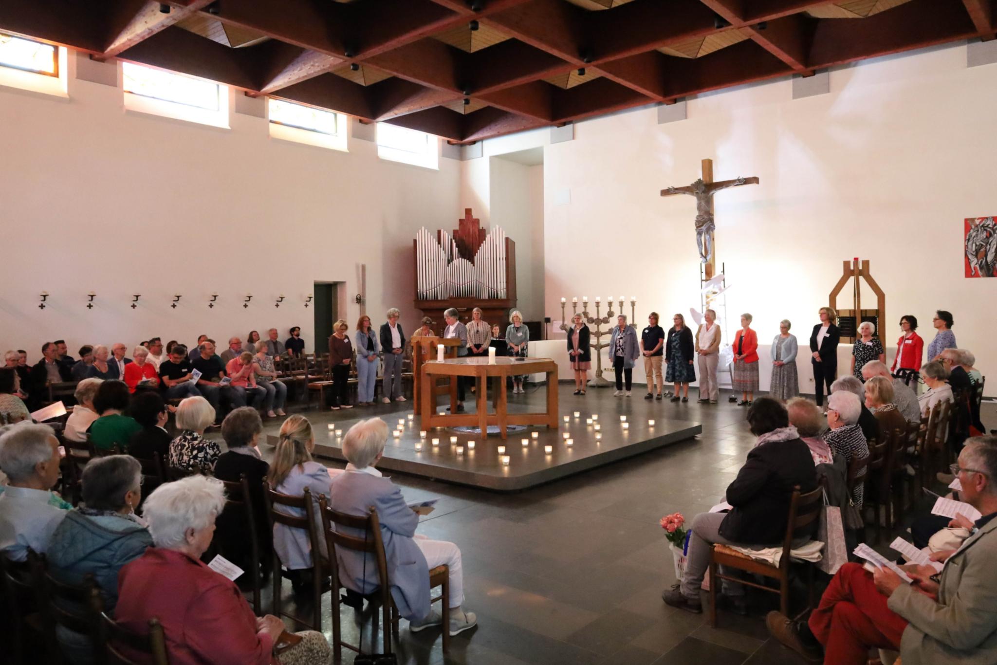 Mit einem Wortgottesdienst begannen die Frauen die Feier zum zehnjährigen Bestehen der Frauenkirche.