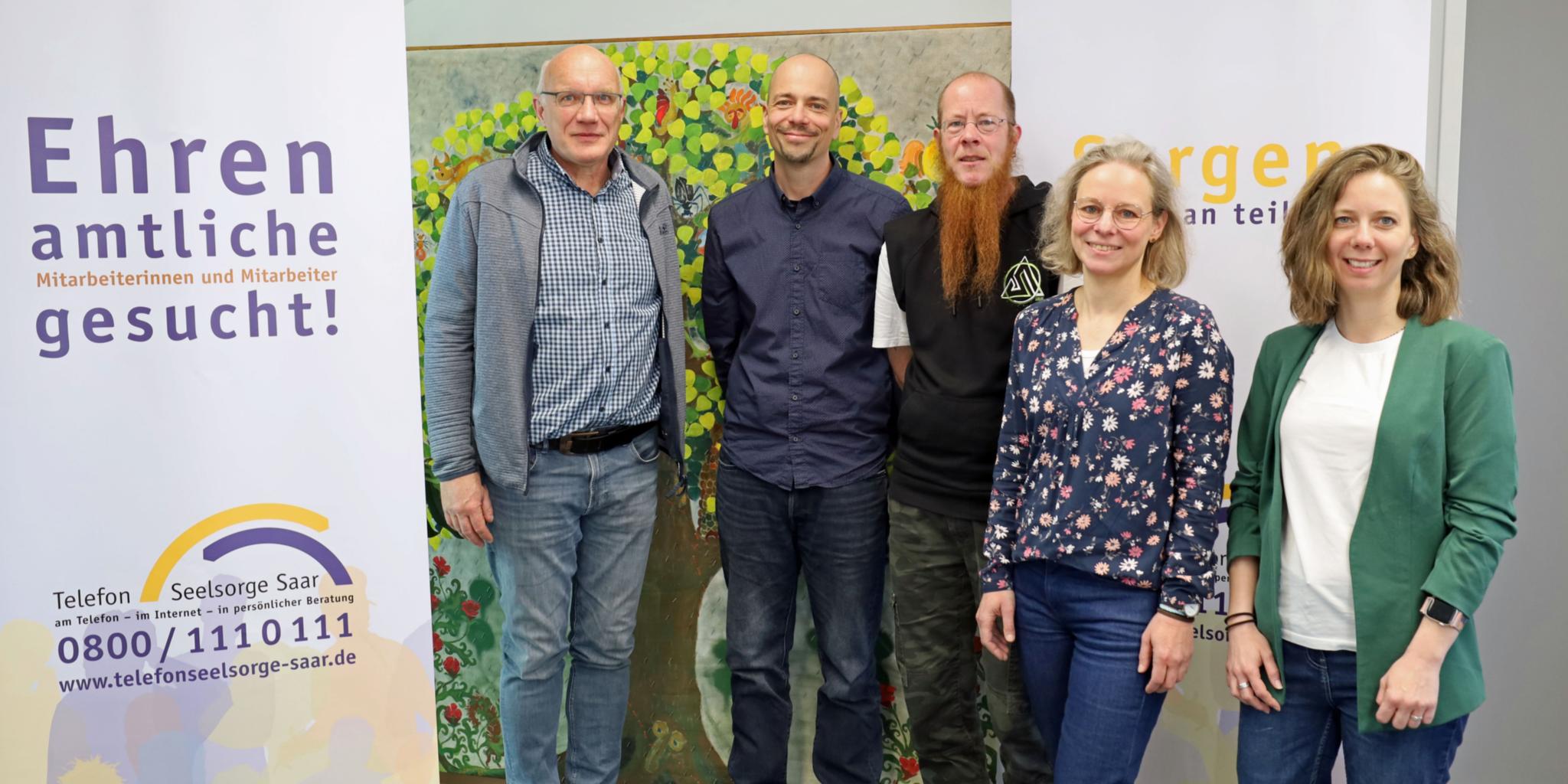 Das Team der evangelisch-katholischen TelefonSeelsorge Saar: Pfarrer Volker Bier (evangelischer Leiter), Ulrich Monzel (katholischer Leiter), Simon Borstnitz (Verwaltung), Katja Stolle-Spies (Beraterin) und Lisa Schwarz (Beraterin) (von links).