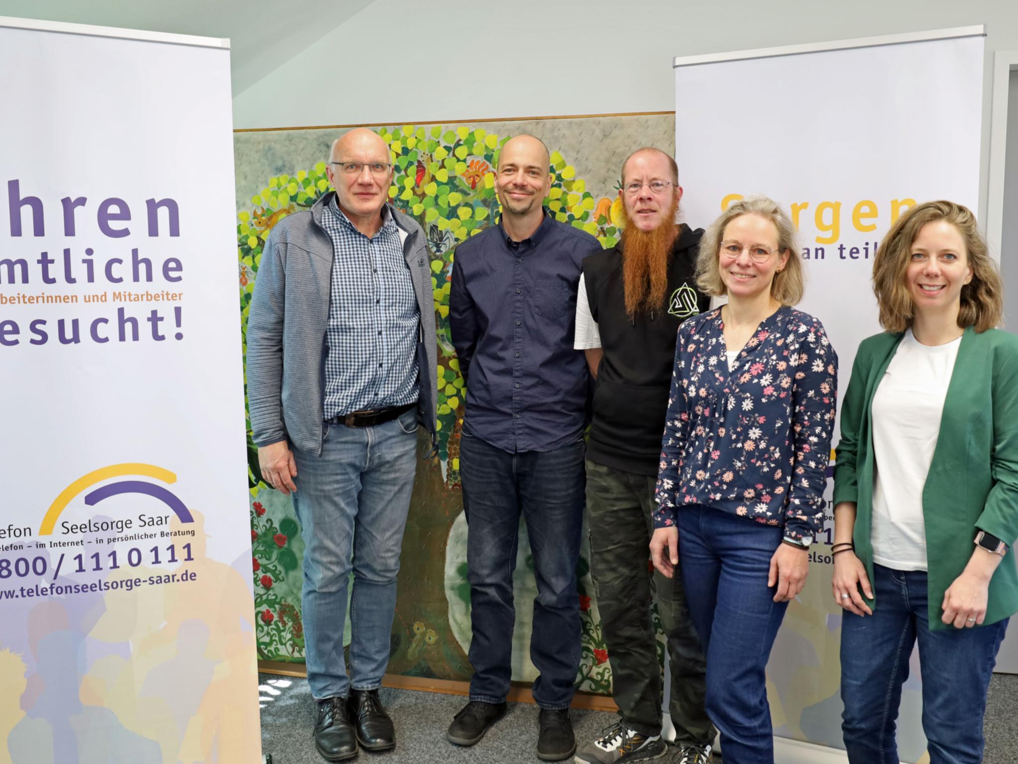 Das Team der evangelisch-katholischen TelefonSeelsorge Saar: Pfarrer Volker Bier (evangelischer Leiter), Ulrich Monzel (katholischer Leiter), Simon Borstnitz (Verwaltung), Katja Stolle-Spies (Beraterin) und Lisa Schwarz (Beraterin) (von links).