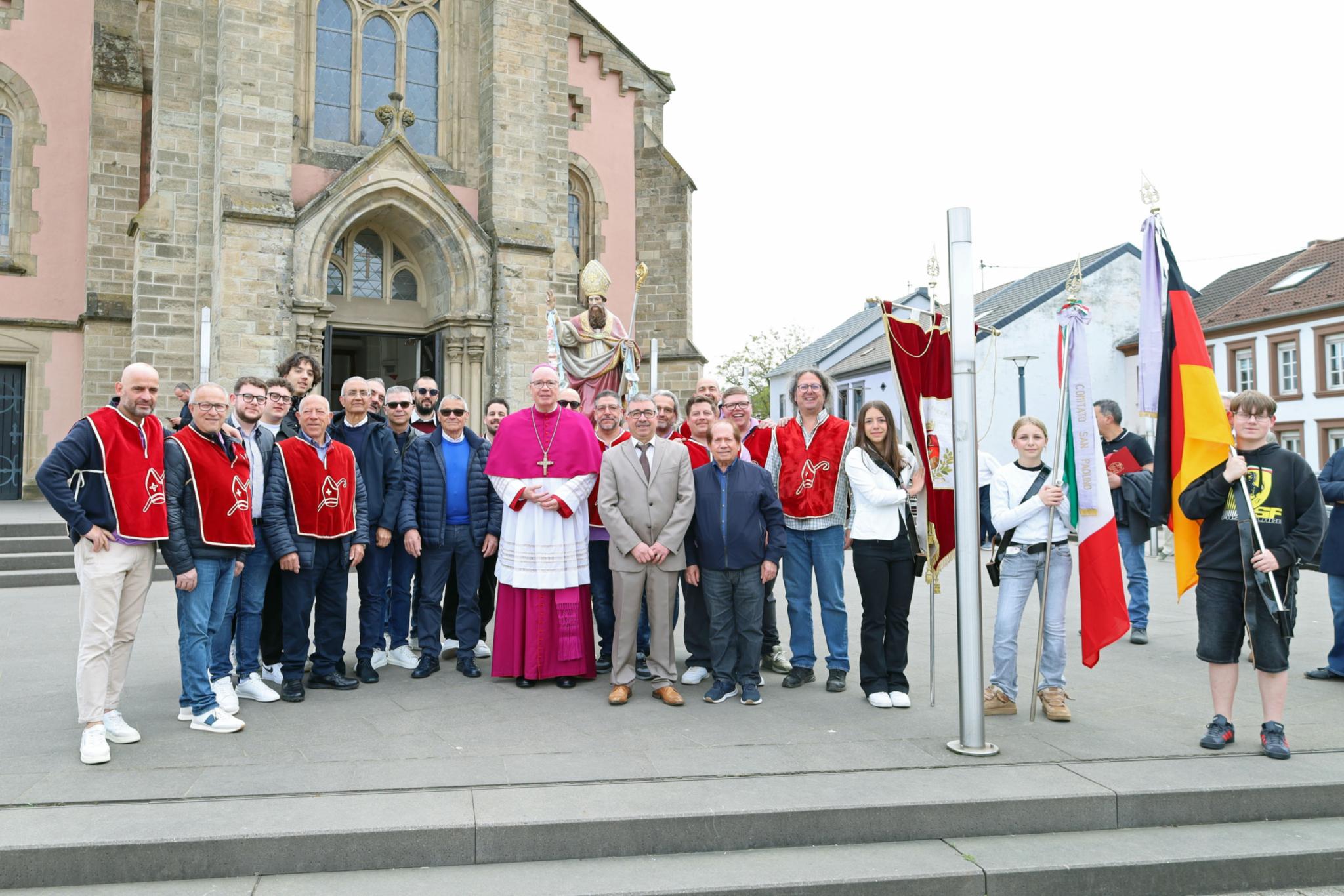 Das Comitato San Paolino, die Delegation aus Sutera und Bischof Stephan Ackermann vor Beginn der Prozession in Pachten.