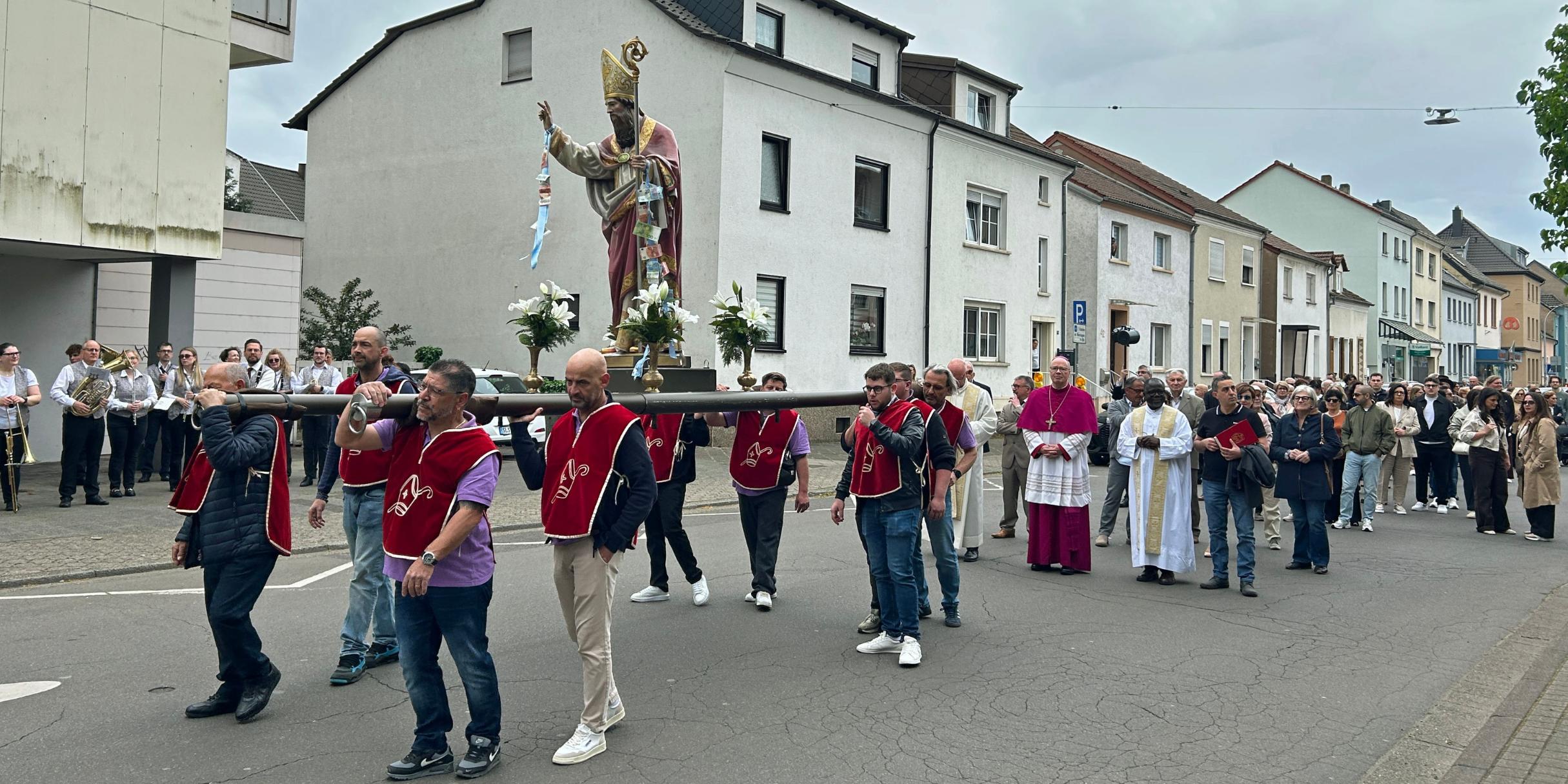 Bischof Stephan Ackermann begleitete die 35. San Paolino-Prozession in Dillingen.