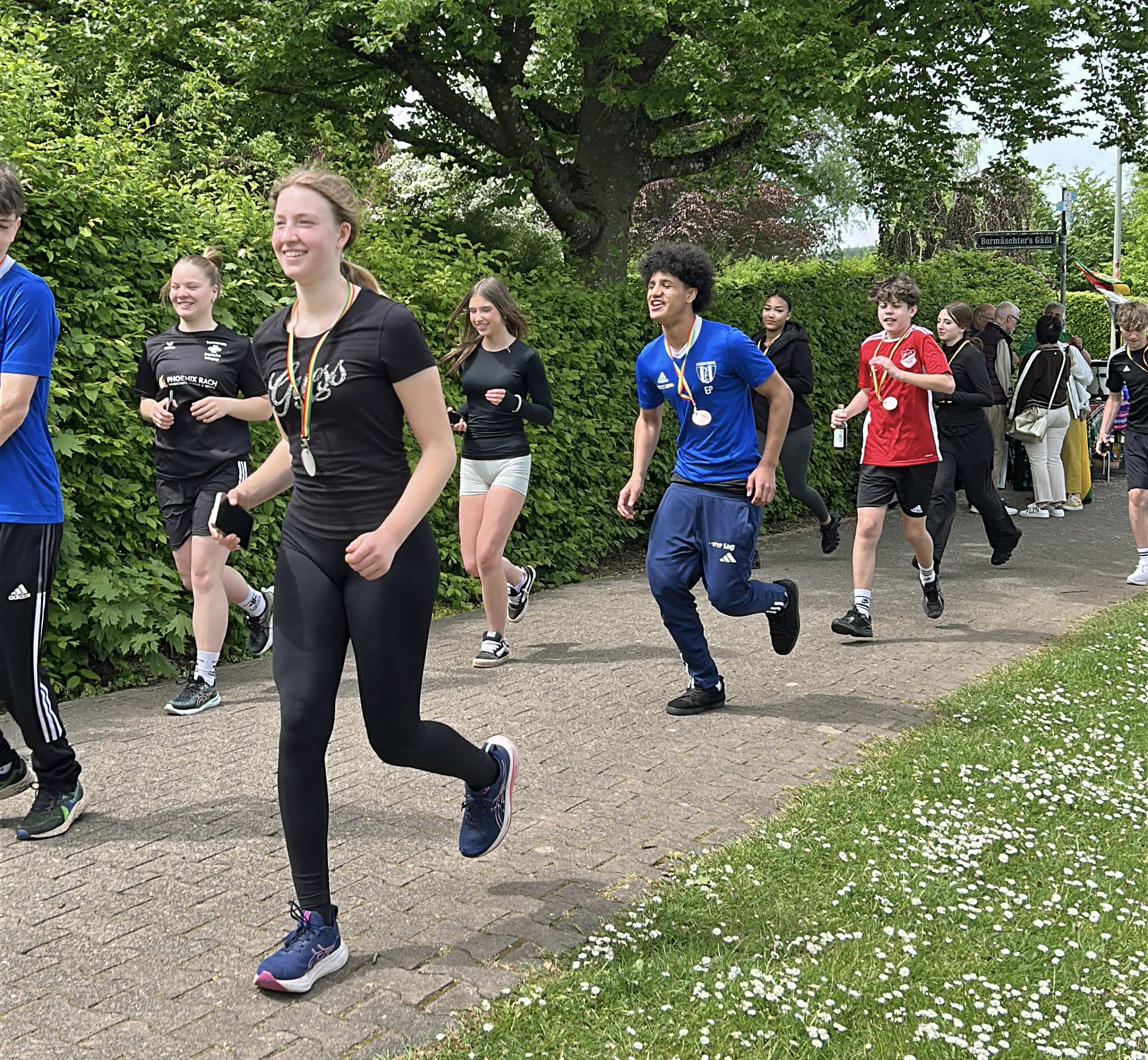 Gemeinsam liefen die Jugendlichen viele Runden um den Kurparkweiher.