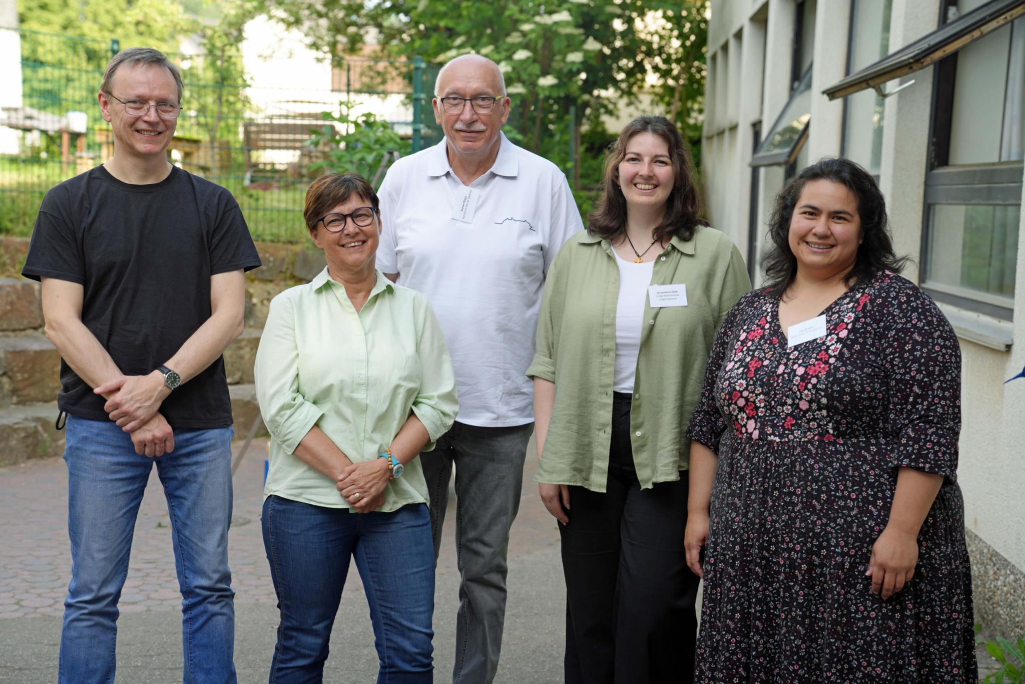 Wolfgang Heich, Birgit Mix, Jacqueline Geib und Joy Dreher (vorne, von links) sind aus dem Kreis der Synodalen in den Rat des Pastoralen Raums eingezogen. Das neue Mitglied Jürgen Dreher war nicht anwesend. Stefan Magic (Mitte) ist von der Pfarrei Hunsrück Idar St. Barbara delegiert.