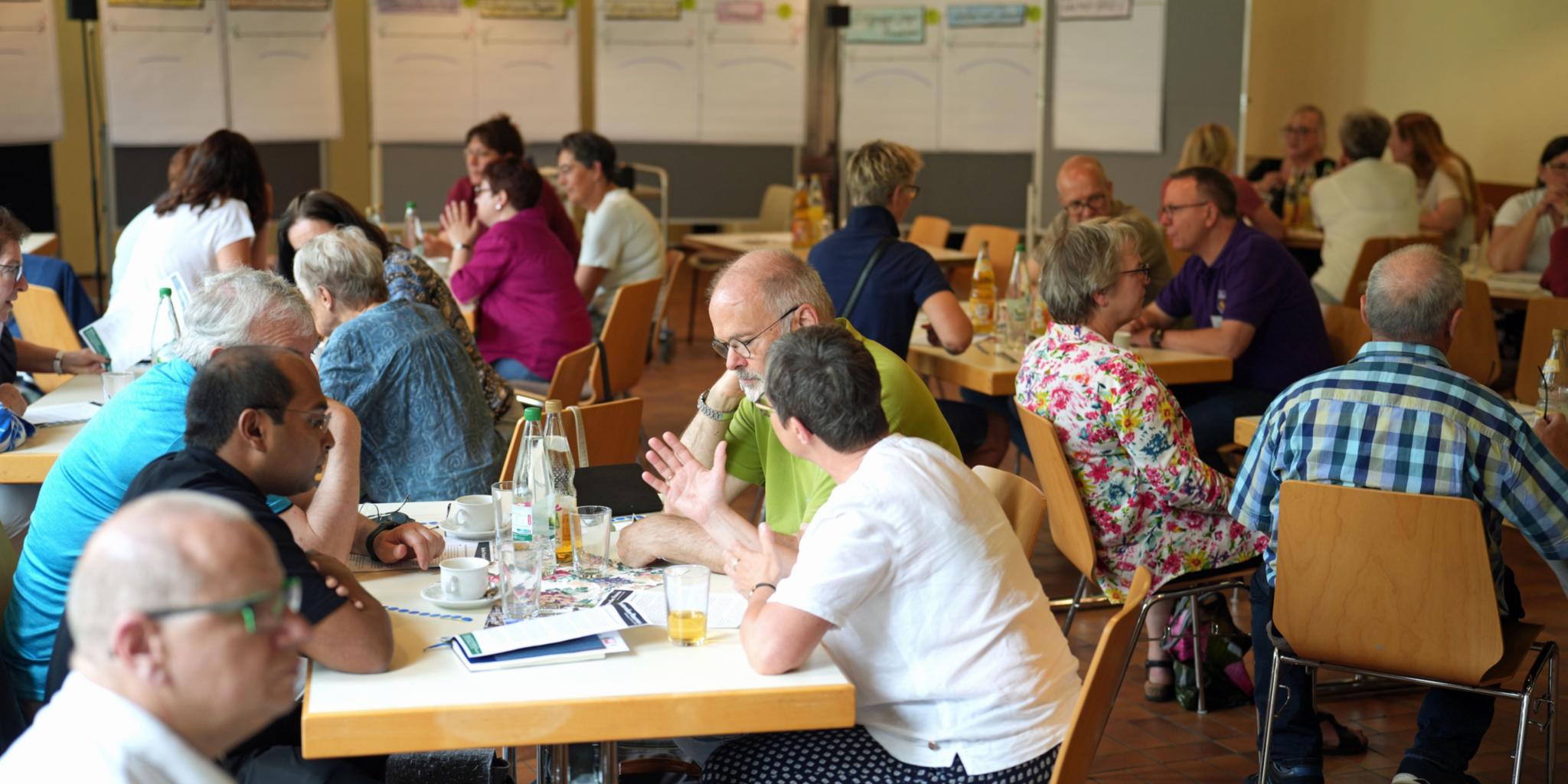 Die Teilnehmenden der dritten Synodalversammlung des Pastoralen Raums Idar-Oberstein tauschten sich unter anderem über die Leitsätze des Rates aus.