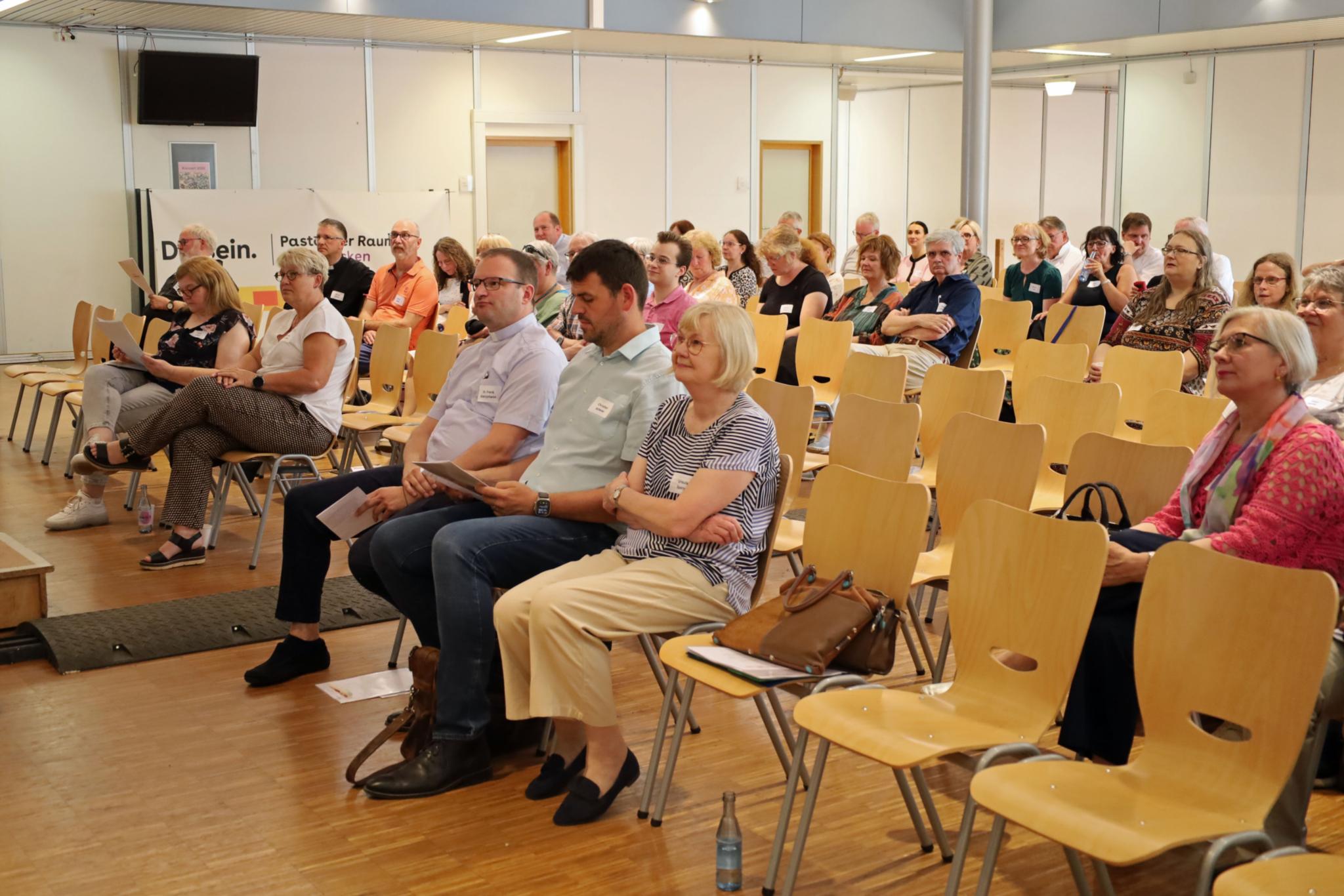 Rund 80 Haupt- und Ehrenamtliche nahmen an der zweiten Synodalversammlung des Pastoralen Raums Saarbrücken teil.