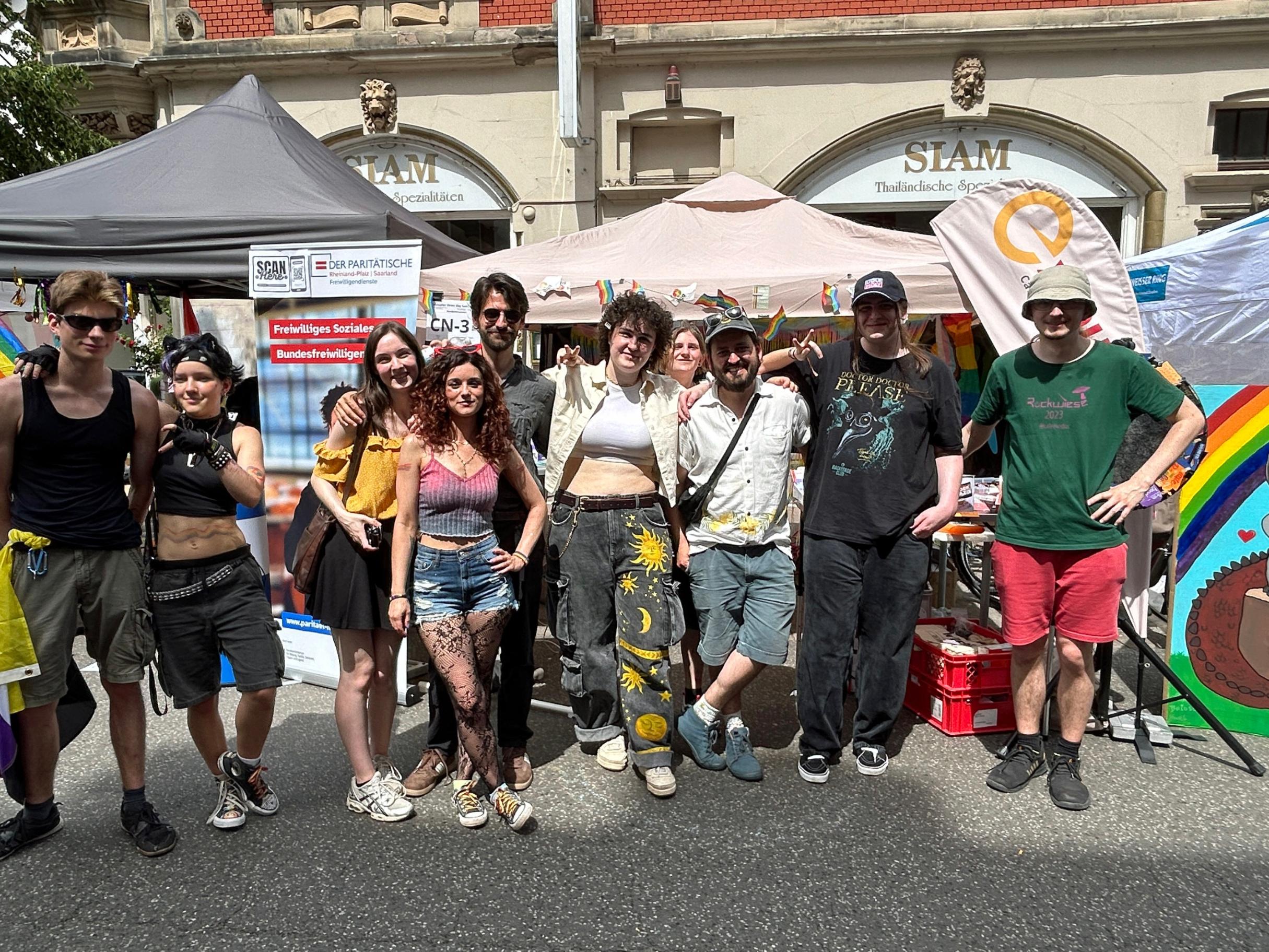 Mit einem Stand auf der Regenbogenmeile des CSD SaarLorLux war das Café Exodus gemeinsam mit Firmbewerber*innen vertreten.