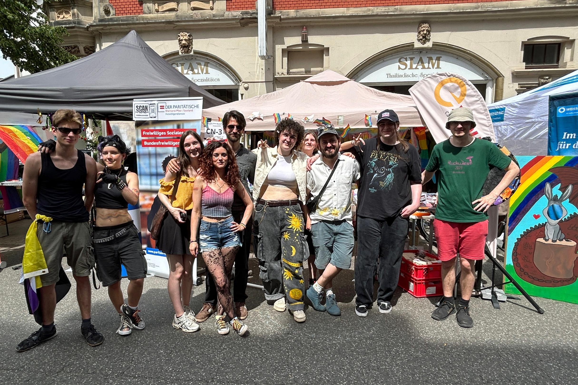 Mit einem Stand auf der Regenbogenmeile des CSD SaarLorLux war das Café Exodus gemeinsam mit Firmbewerber*innen vertreten.