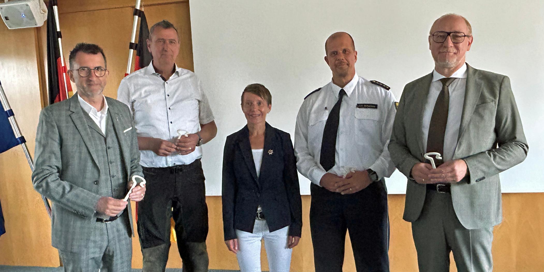 Saar-Innenminister Reinhold Jost, Hubertus Kesselheim, Carmen Folz, Leiter der Landespolizeidirektion Saarland Eric Schweizer und Ulrich Stinner,  Leiter der Abteilung Seelsorge und Lebenswelten im Bischöflichen Generalvikariat (von links).