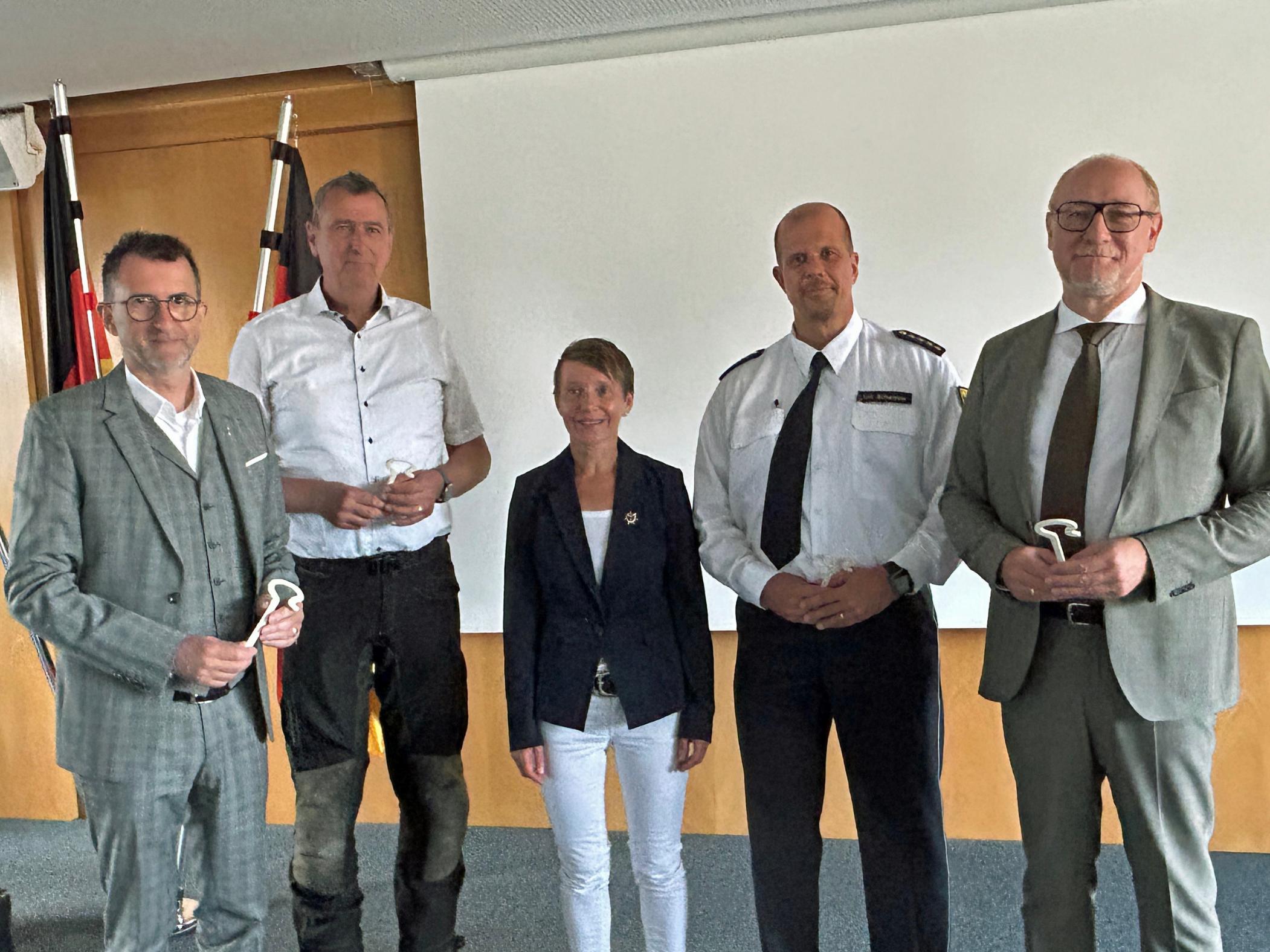 Saar-Innenminister Reinhold Jost, Hubertus Kesselheim, Carmen Folz, Leiter der Landespolizeidirektion Saarland Eric Schweizer und Ulrich Stinner, Leiter der Abteilung Seelsorge und Lebenswelten im Bischöflichen Generalvikariat (von links).