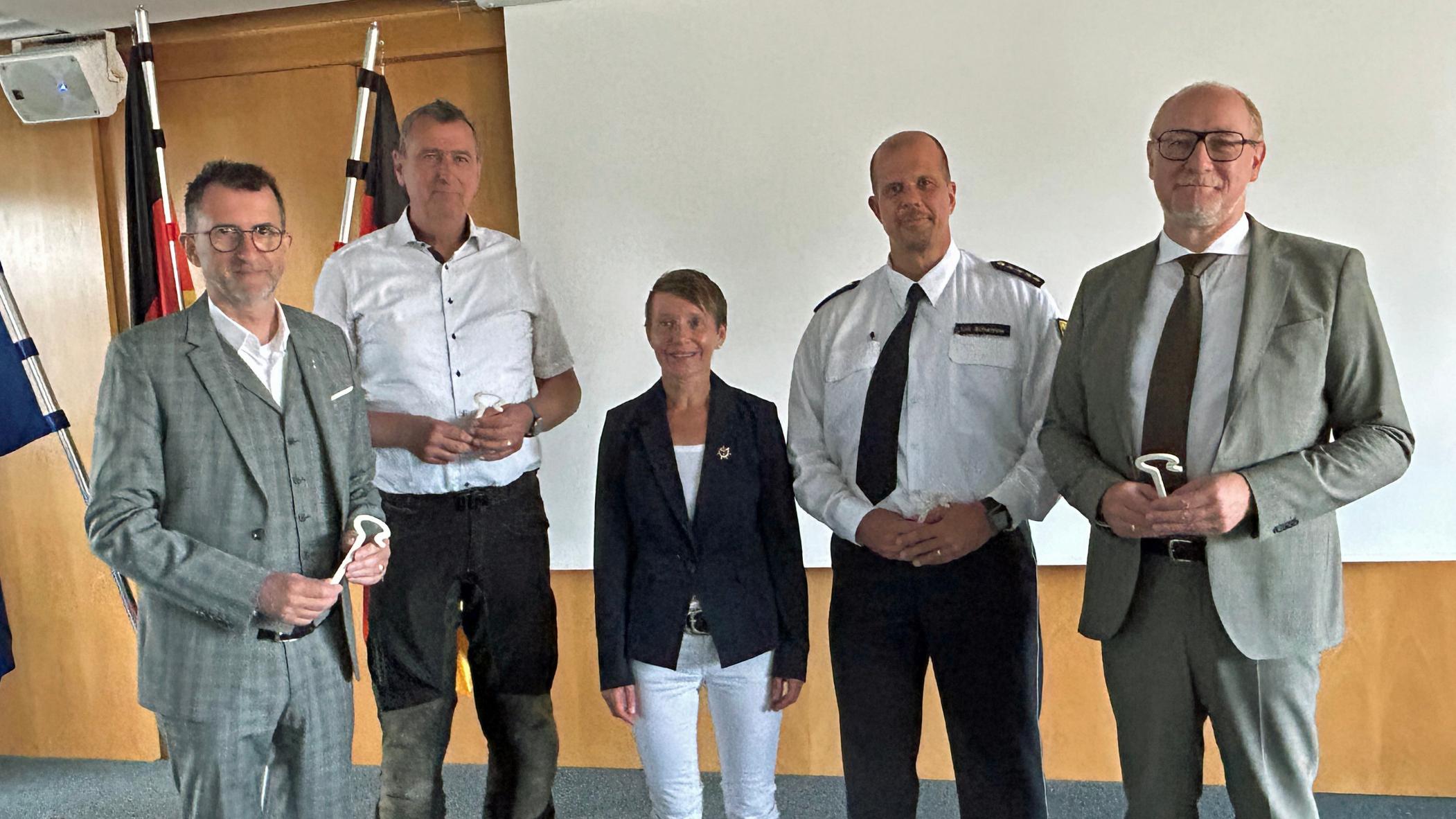 Saar-Innenminister Reinhold Jost, Hubertus Kesselheim, Carmen Folz, Leiter der Landespolizeidirektion Saarland Eric Schweizer und Ulrich Stinner,  Leiter der Abteilung Seelsorge und Lebenswelten im Bischöflichen Generalvikariat (von links).