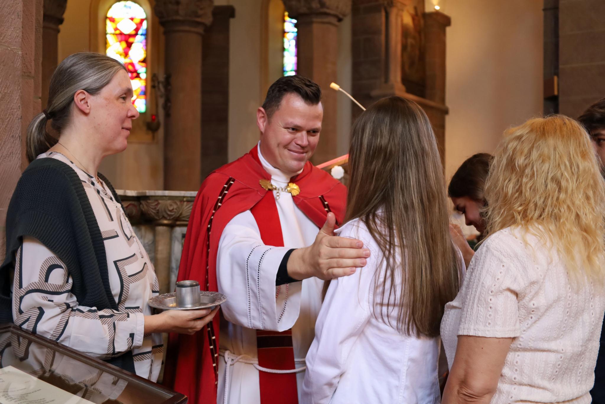 Generalvikar Tim Sturm firmt Jugendliche in der Kirche Heiliges Sakrament ('Saardom') in Dillingen.
