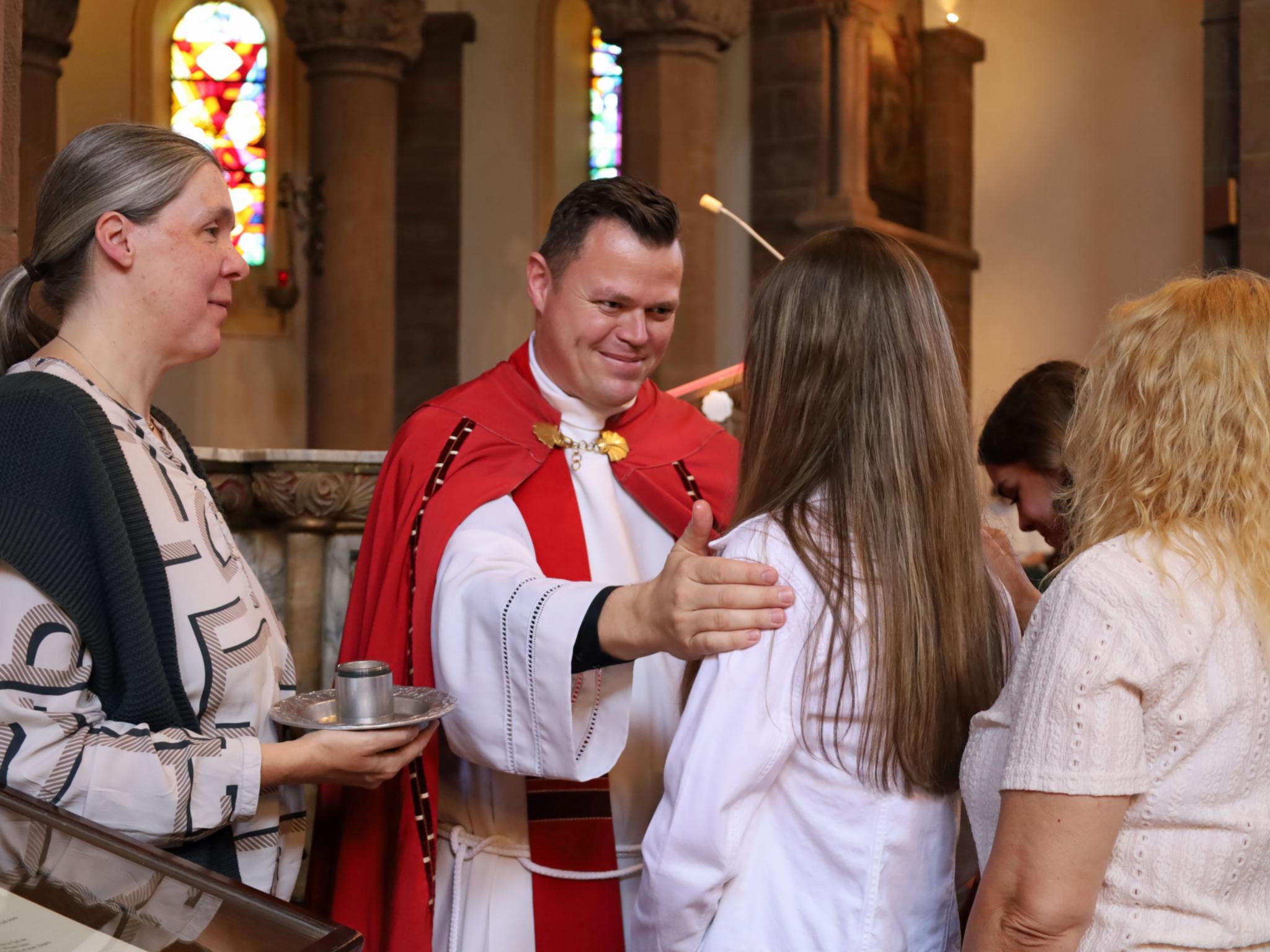 Generalvikar Tim Sturm firmt Jugendliche in der Kirche Heiliges Sakrament ('Saardom') in Dillingen.