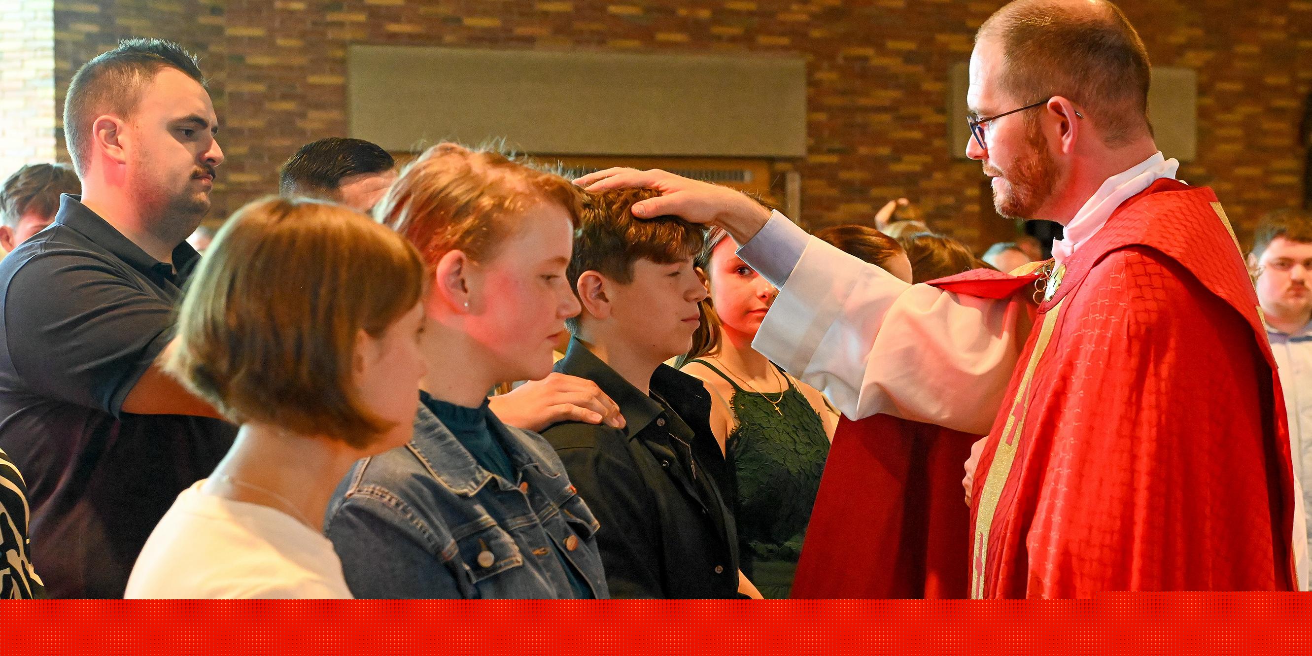 Archivfoto: Jugendpfarrer Thomas Hufschmidt firmt Jugendliche. Unser Bild zeigt die Firmung in der Jugendkirche MIA im Jahr 2026.