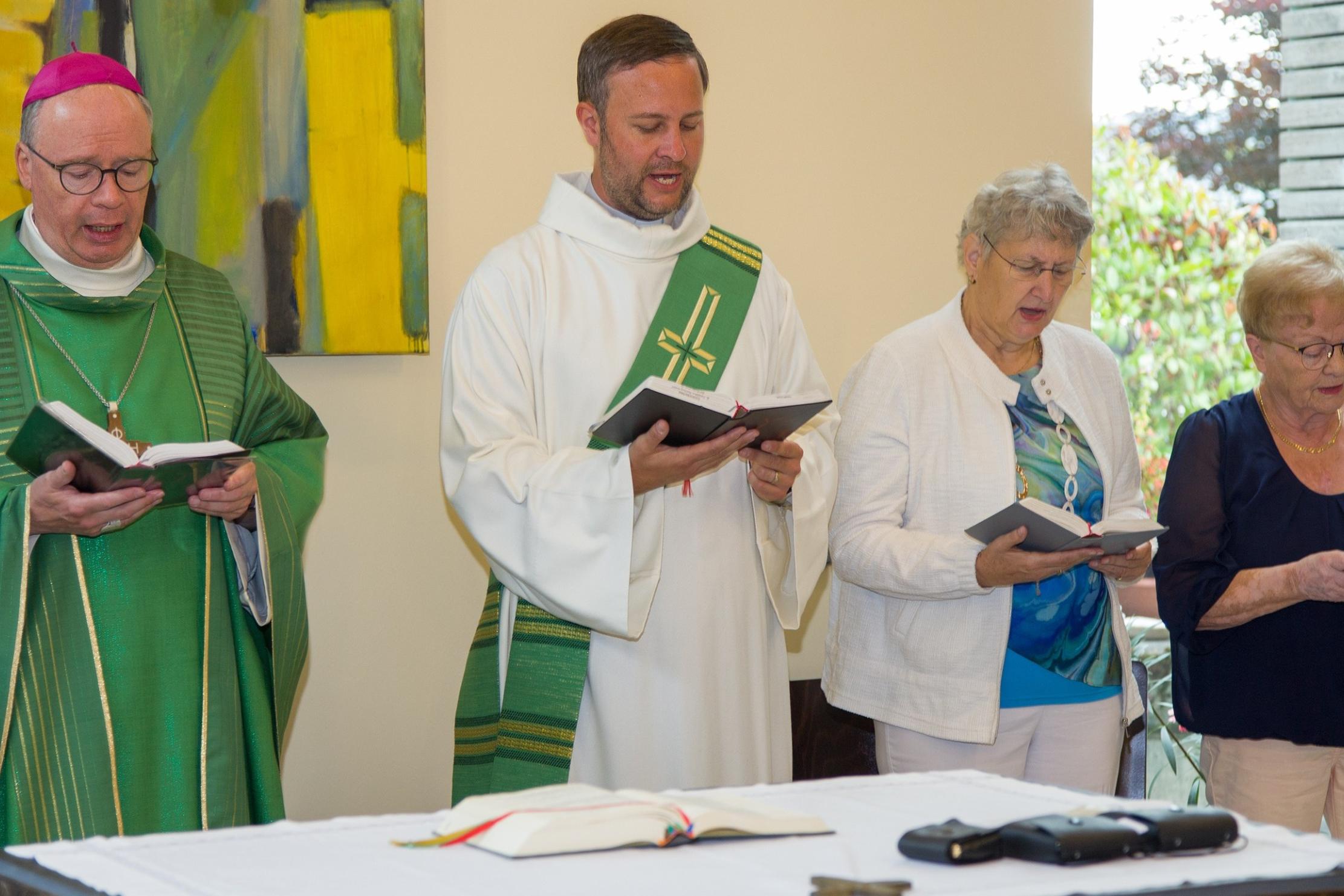 Bischof Stephan Ackermann und Diakon Timo Wacht beim Sonntagsgottesdienst in der Krankenhauskapelle in Saarburg.