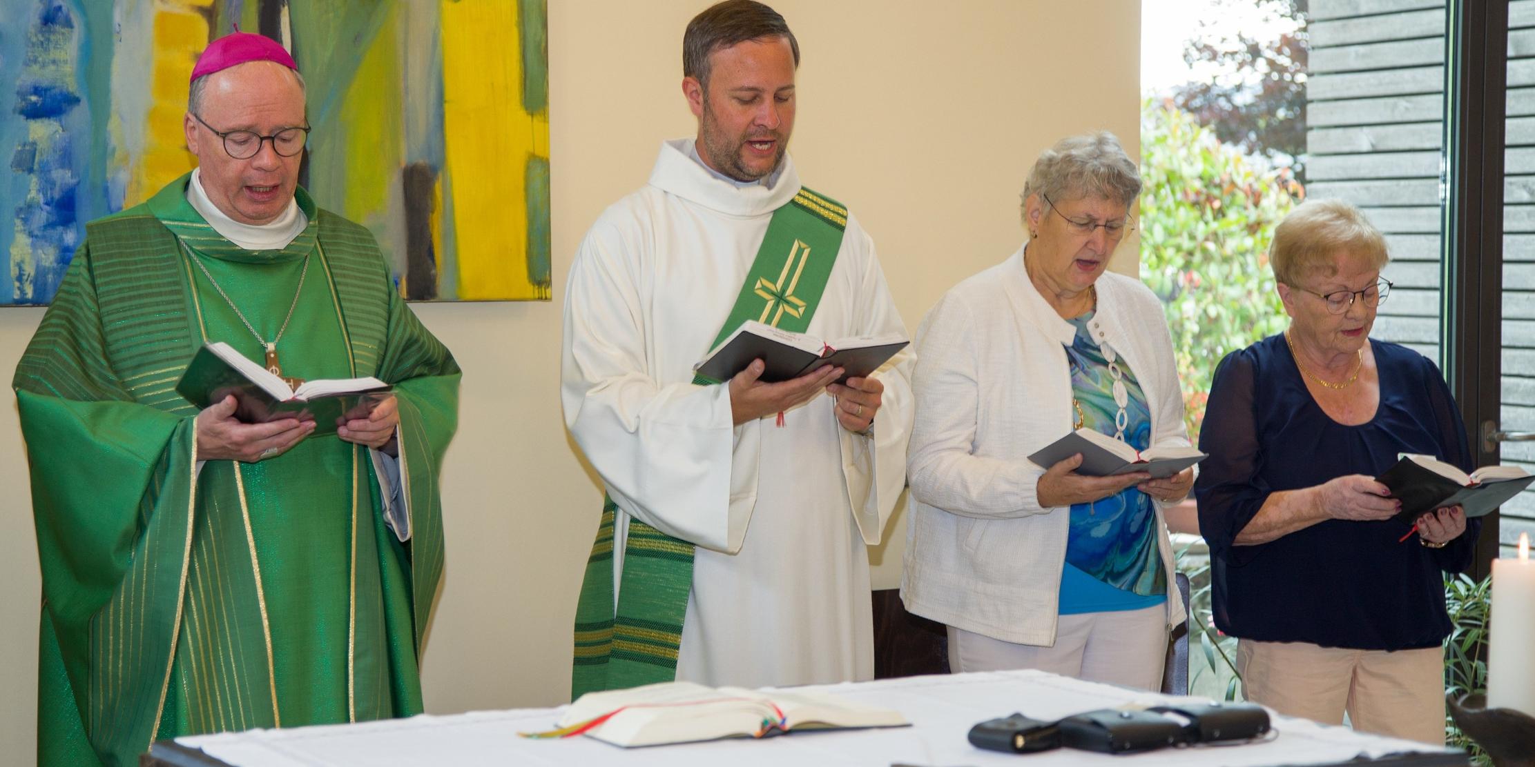 Bischof Stephan Ackermann und Diakon Timo Wacht beim Sonntagsgottesdienst in der Krankenhauskapelle in Saarburg.