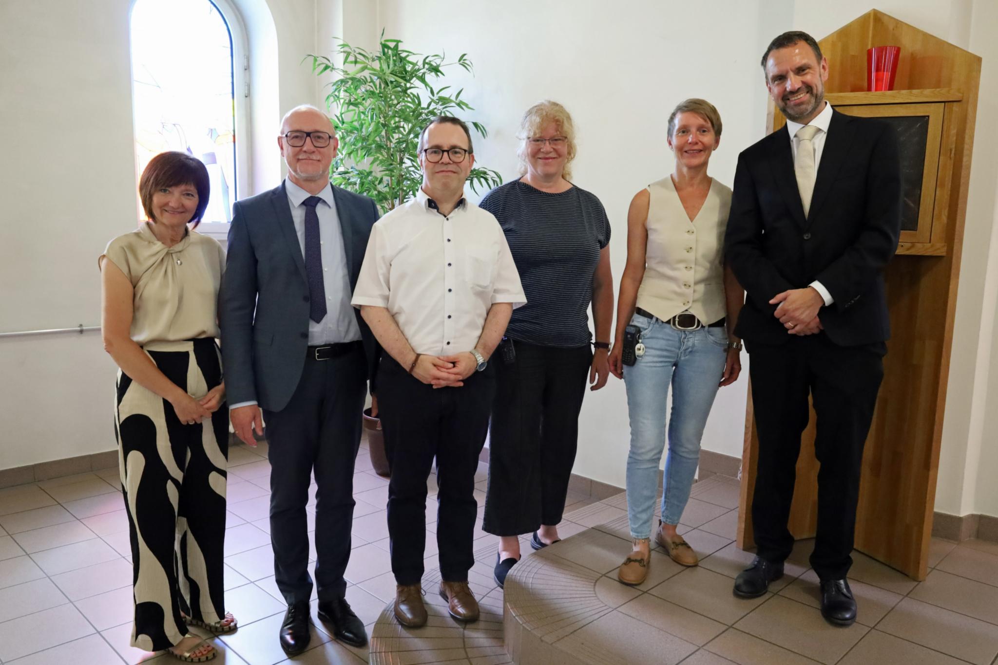 Die Leiterin des Katholischen Büros Saarland, Katja Göbel, der Leiter Leiter der Abteilung Seelsorge und Lebenswelten im Bischöflichen Generalvikariat , Ulrich Stinner, Abteilungsleiter Dr. Jérôme Lange, die neue Gefängnisseelsorgerin Marion Bexten, Polizeiseelsorgerin Carmen Folz sowie JVA-Leiter Pascal Jenal (von links) bei der Schlüsselübergabe.