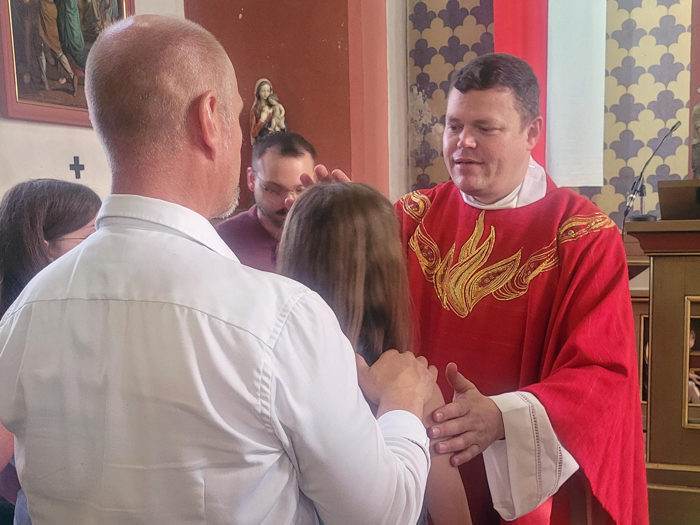 Generalvikar Tim Sturm firmte am 21. Juni 2026 13 Jugendliche in der Kirche St. Martin in Neunkirchen/Nahe (Pastoraler Raum Tholey)