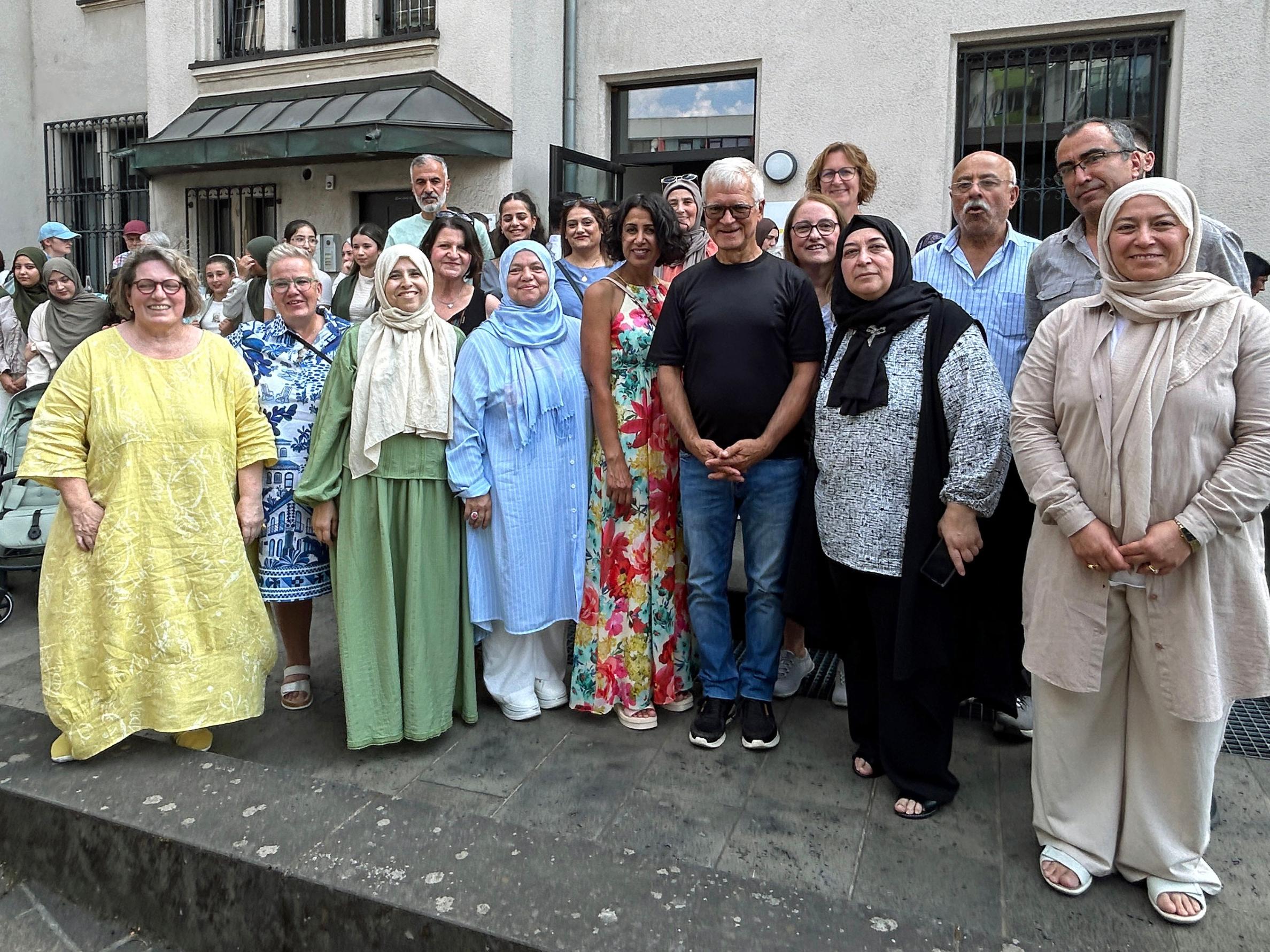 Menschen verschiedener Kulturen und Religionen haben am Samstag das 20-jährige Bestehen des Interreligiösen Dialogkreises Völklingen gefeiert. Unter den Gratulanten war Sozialstaatssekretärin Bettina Altesleben und Oberbürgermeister Stephan Tautz.