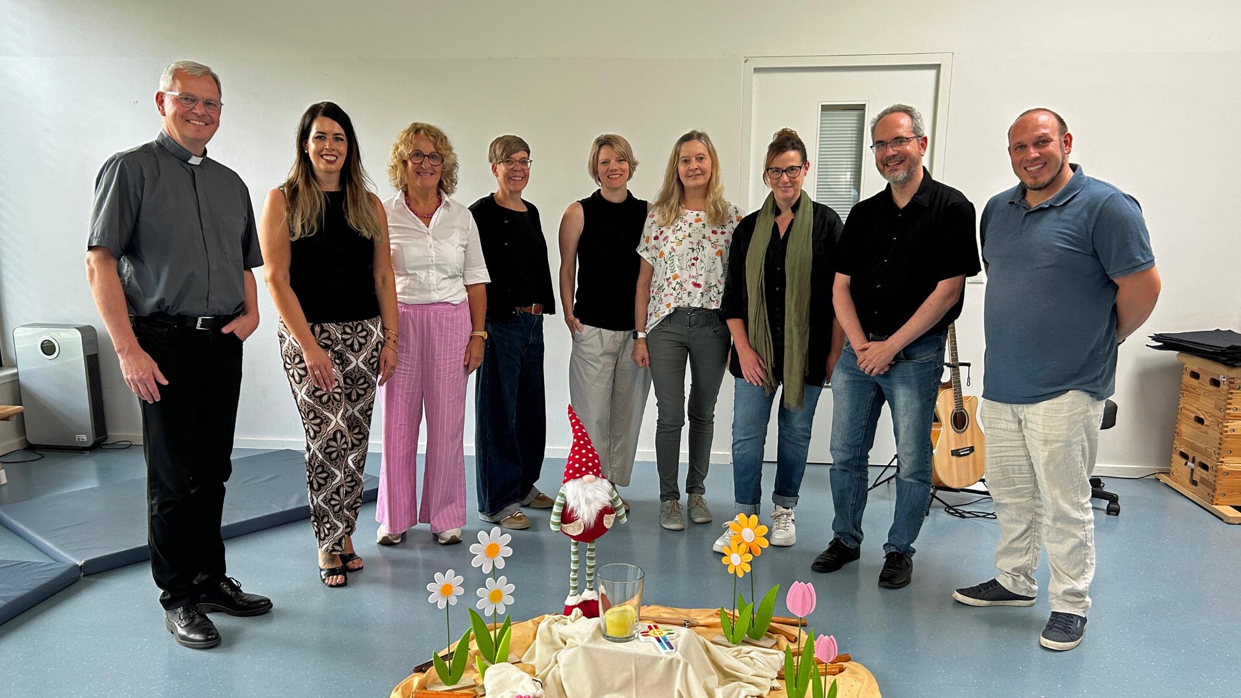 Hoher Besuch in der Kita St. Willibrord in Siersburg: Bischofsvikar Ulrich von Plettenberg, Gesamtleitung Andrea Hero, KiTa gGmbH-Geschäftsführerin Judith Kost, Leiterin des Steuerungsbüros Kerstin Knopp, Fachberatung Kita des Caritasverbands Nicole Leinenbach, Kita-Leiterin Petra Faßbender, Gemeindereferentin Melanie Engler, Fachteam Pastorale Beratung Bernd Klesen und Simon Hoffmann (Leitungsteam PastR Dillingen). (von links)