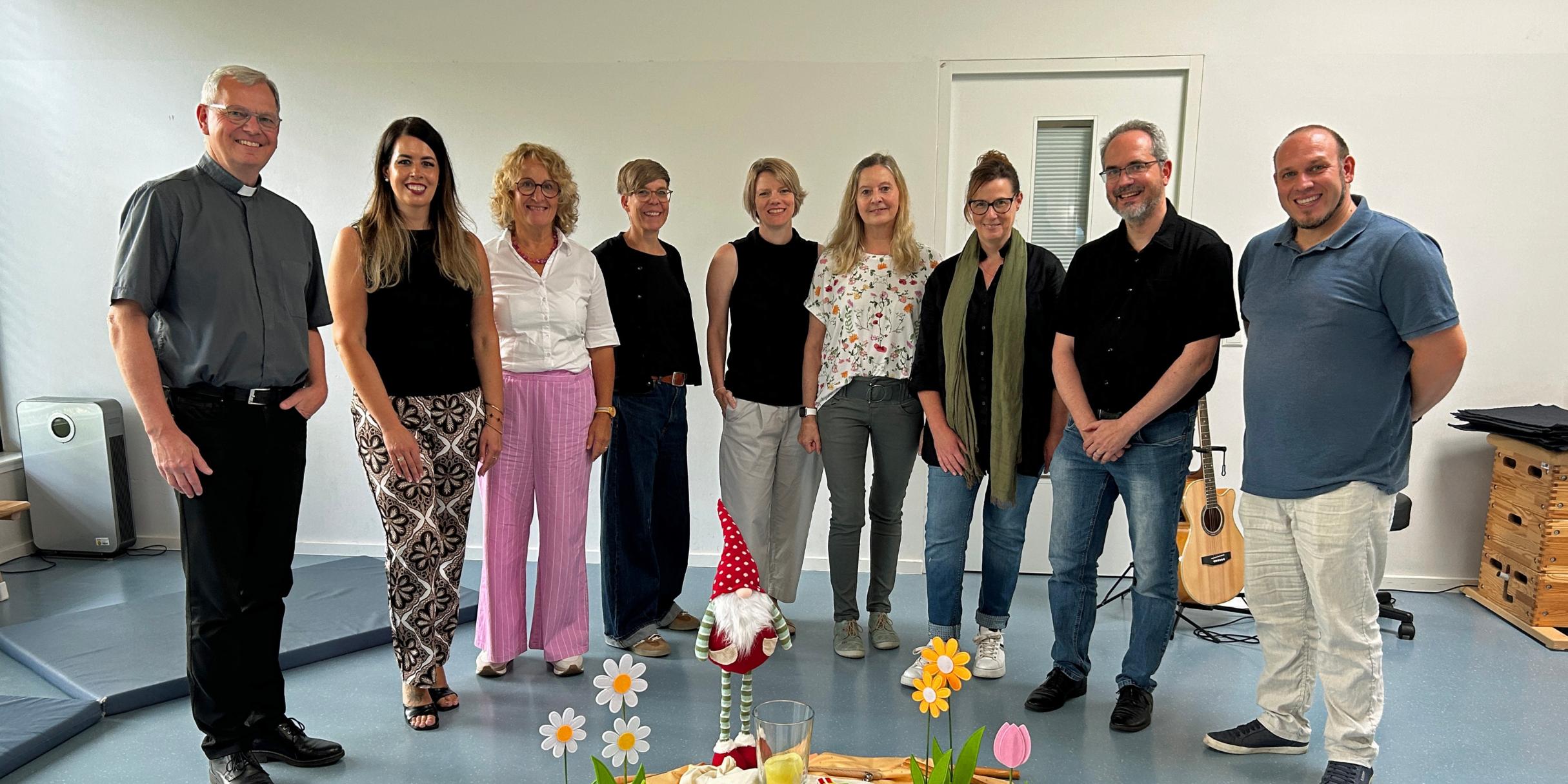 Hoher Besuch in der Kita St. Willibrord in Siersburg: Bischofsvikar Ulrich von Plettenberg, Gesamtleitung Andrea Hero, KiTa gGmbH-Geschäftsführerin Judith Kost, Leiterin des Steuerungsbüros Kerstin Knopp, Fachberatung Kita des Caritasverbands Nicole Leinenbach, Kita-Leiterin Petra Faßbender, Gemeindereferentin Melanie Engler, Fachteam Pastorale Beratung Bernd Klesen und Simon Hoffmann (Leitungsteam PastR Dillingen). (von links)