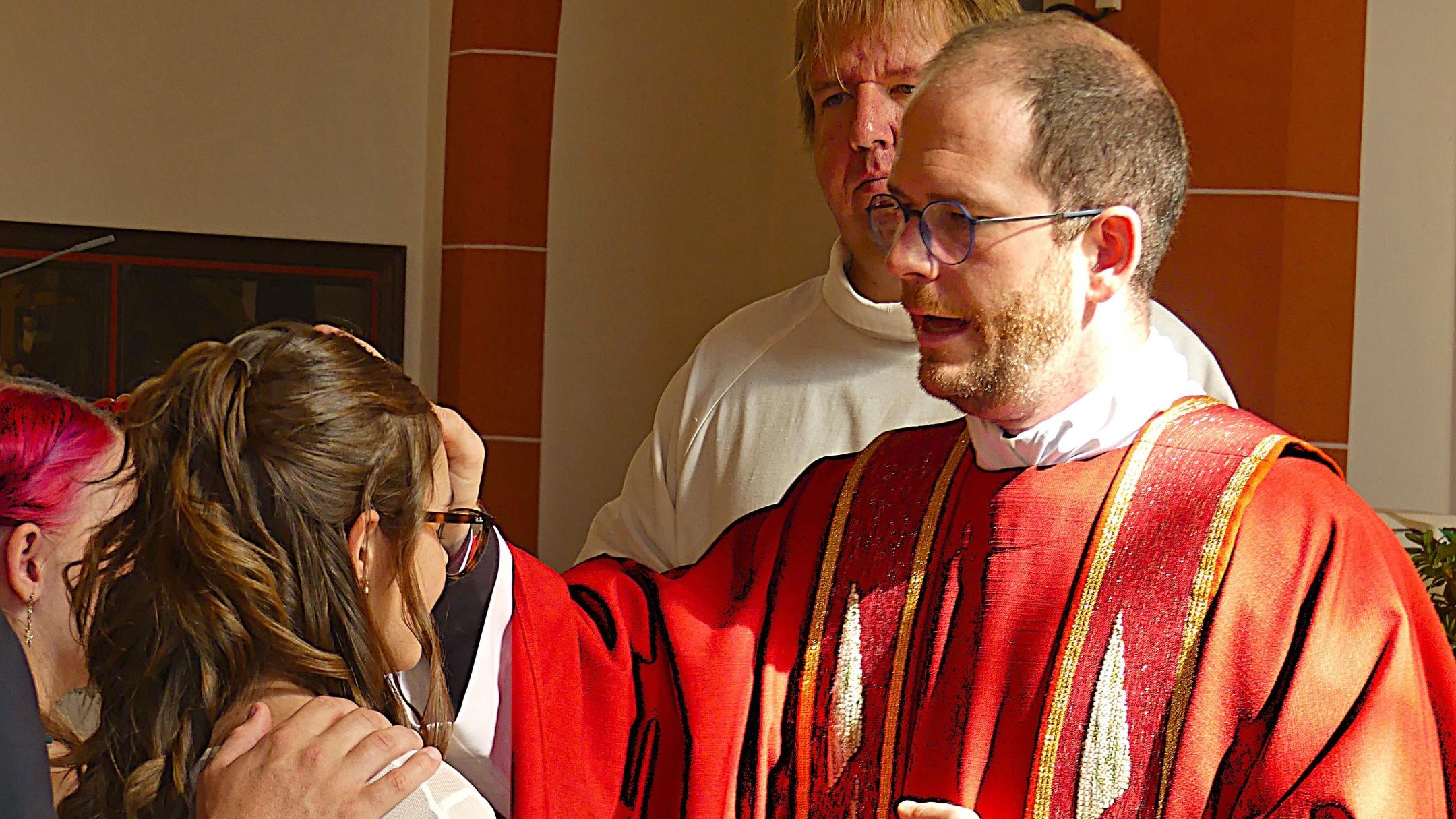 Jugendpfarrer Thomas Hufschmidt spendete 50 Jugendlichen im Pastoralen Raum Idar-Oberstein das Sakrament der FIrmung.