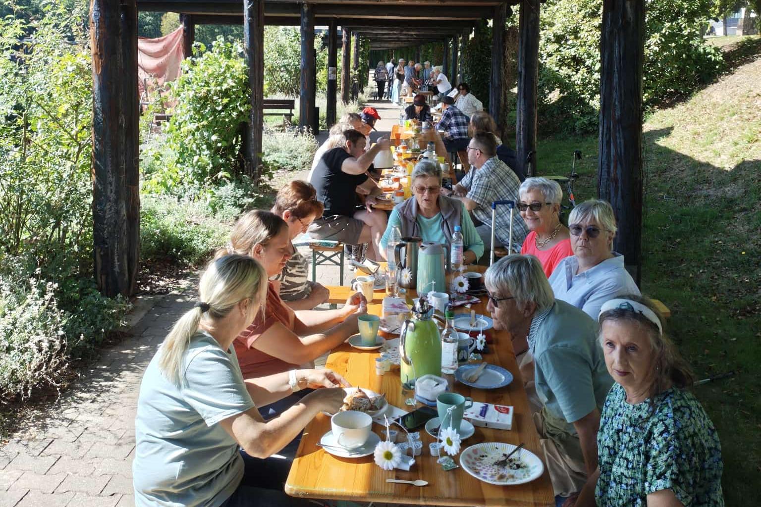 Rund 150 Menschen kamen zur 'Längsten Kaffeetafel des Hochwalds'.
