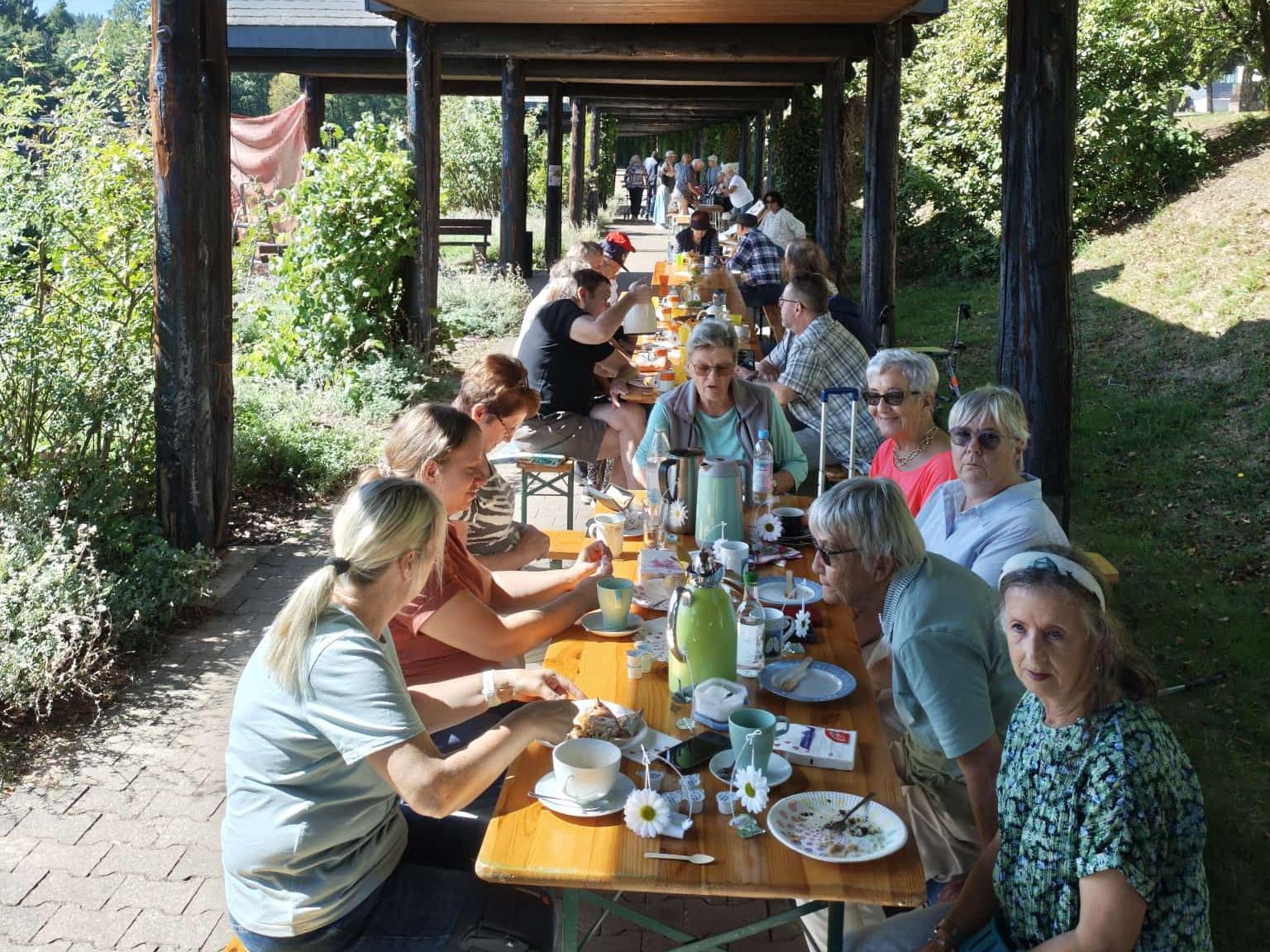Rund 150 Menschen kamen zur 'Längsten Kaffeetafel des Hochwalds'.
