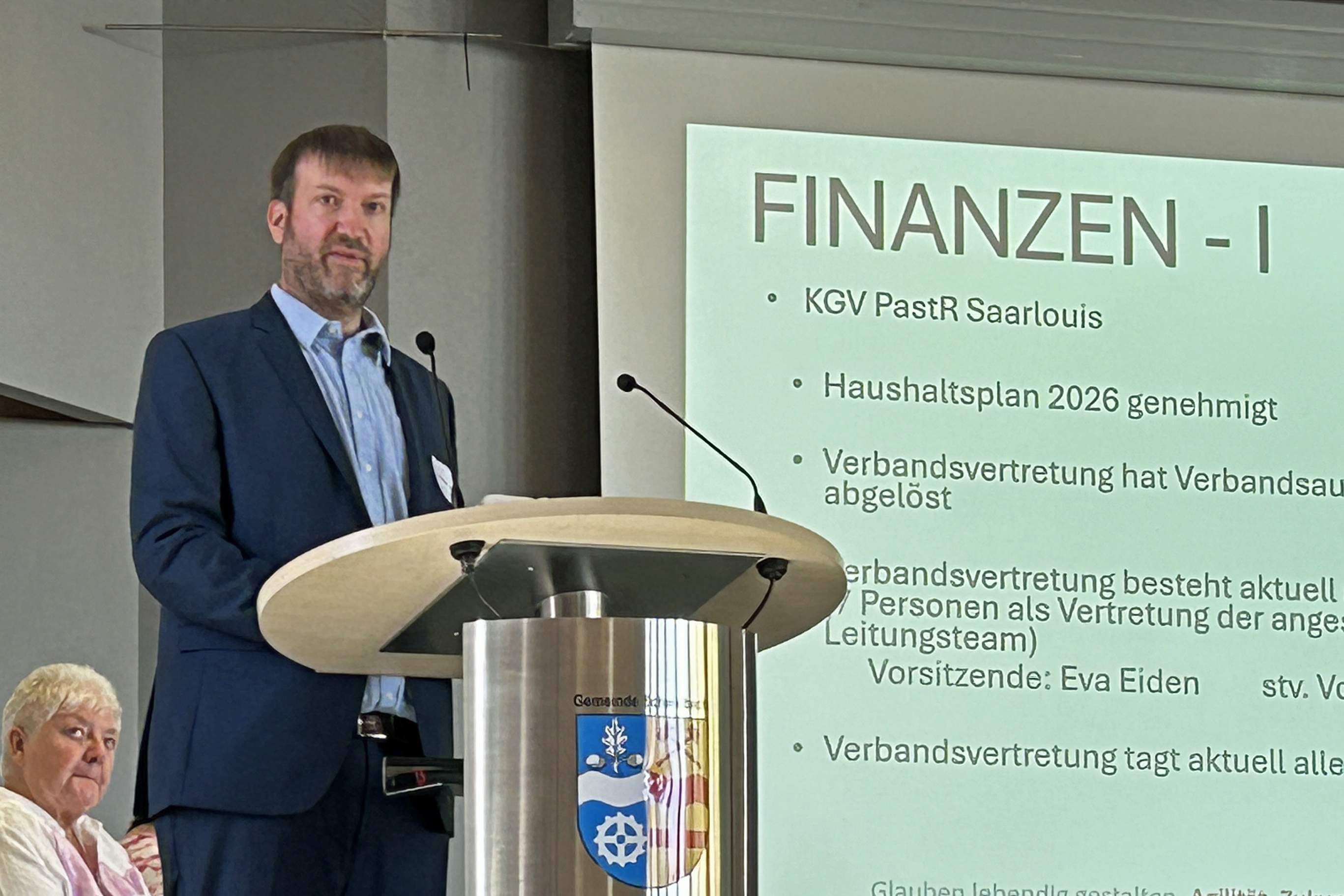 Benedikt Achtermann stellt die Arbeit des Leitungsteams vor.