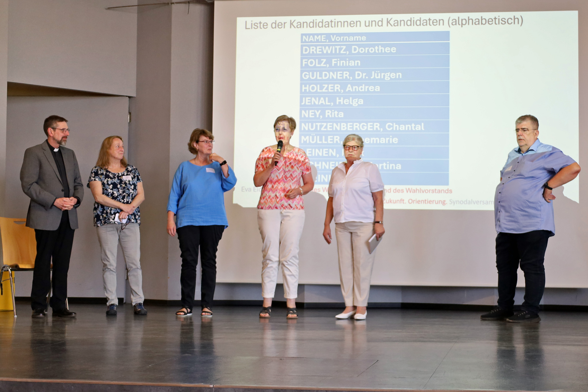 Die Kandidatinnen und Kandidaten stellen sich der Synodalversammlung vor.