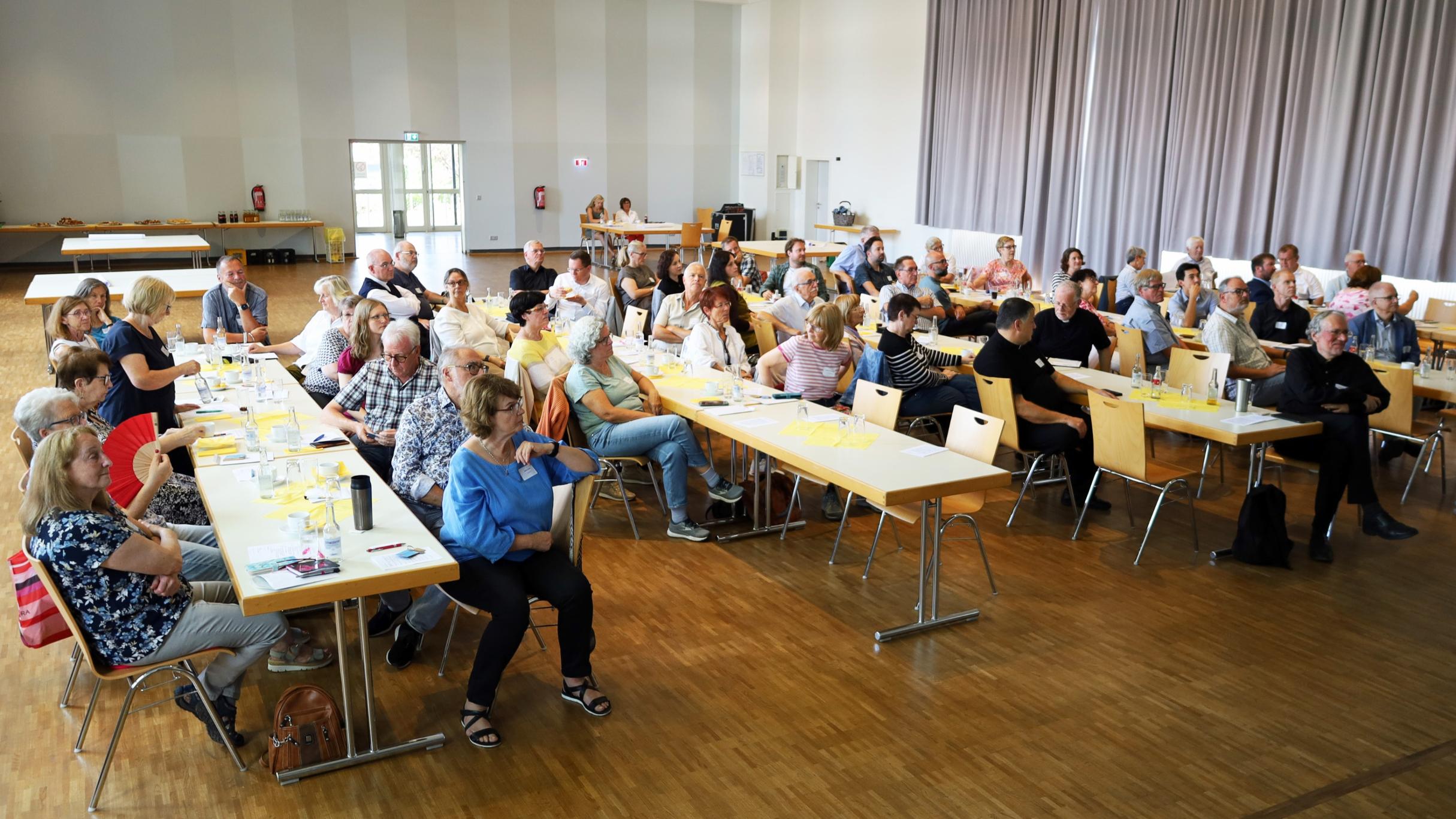 Rund 70 Haupt- und Ehrenamtliche sind zur Synodalversammlung nach Schwalbach gekommen.