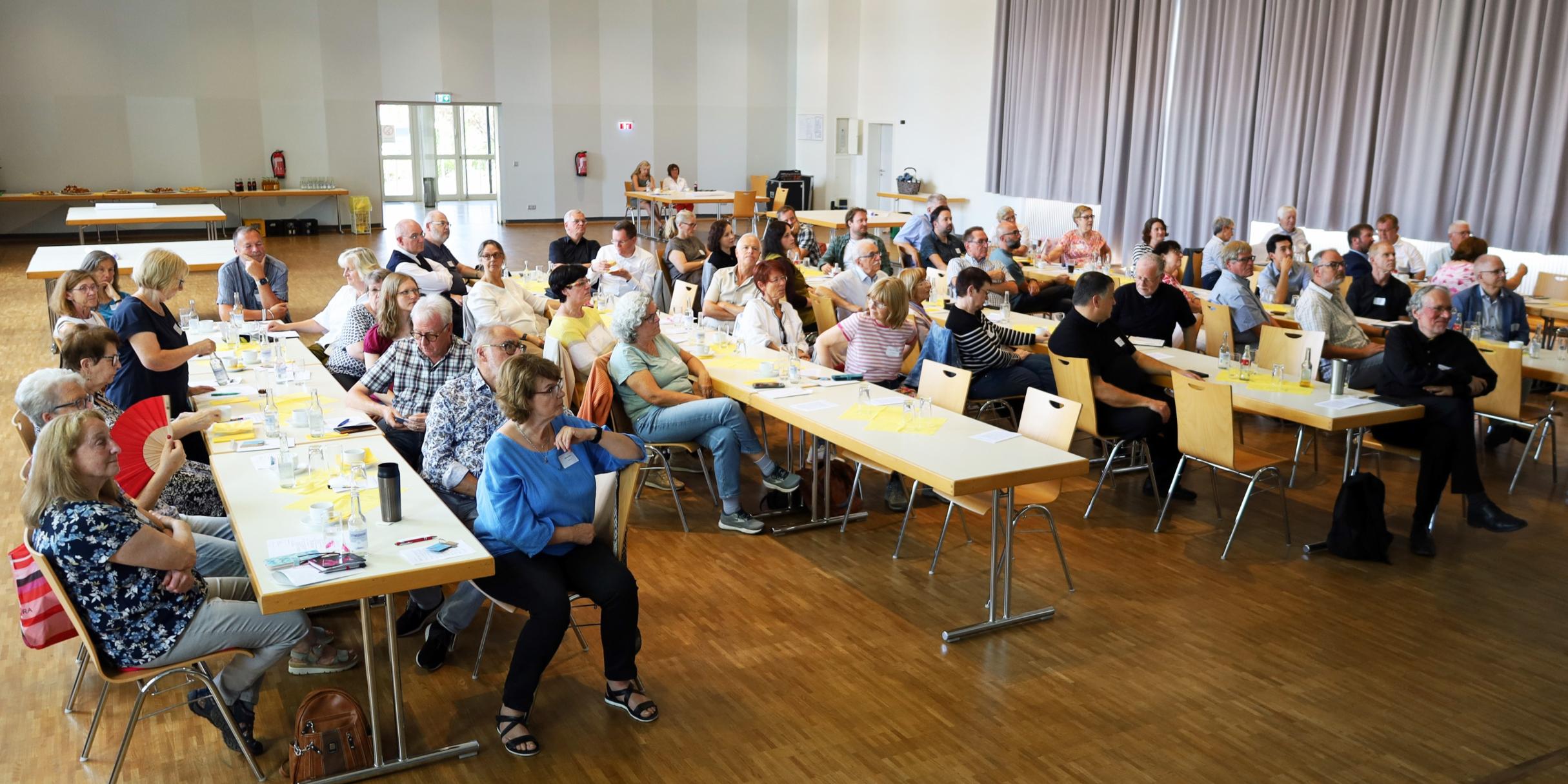 Rund 70 Haupt- und Ehrenamtliche sind zur Synodalversammlung nach Schwalbach gekommen.