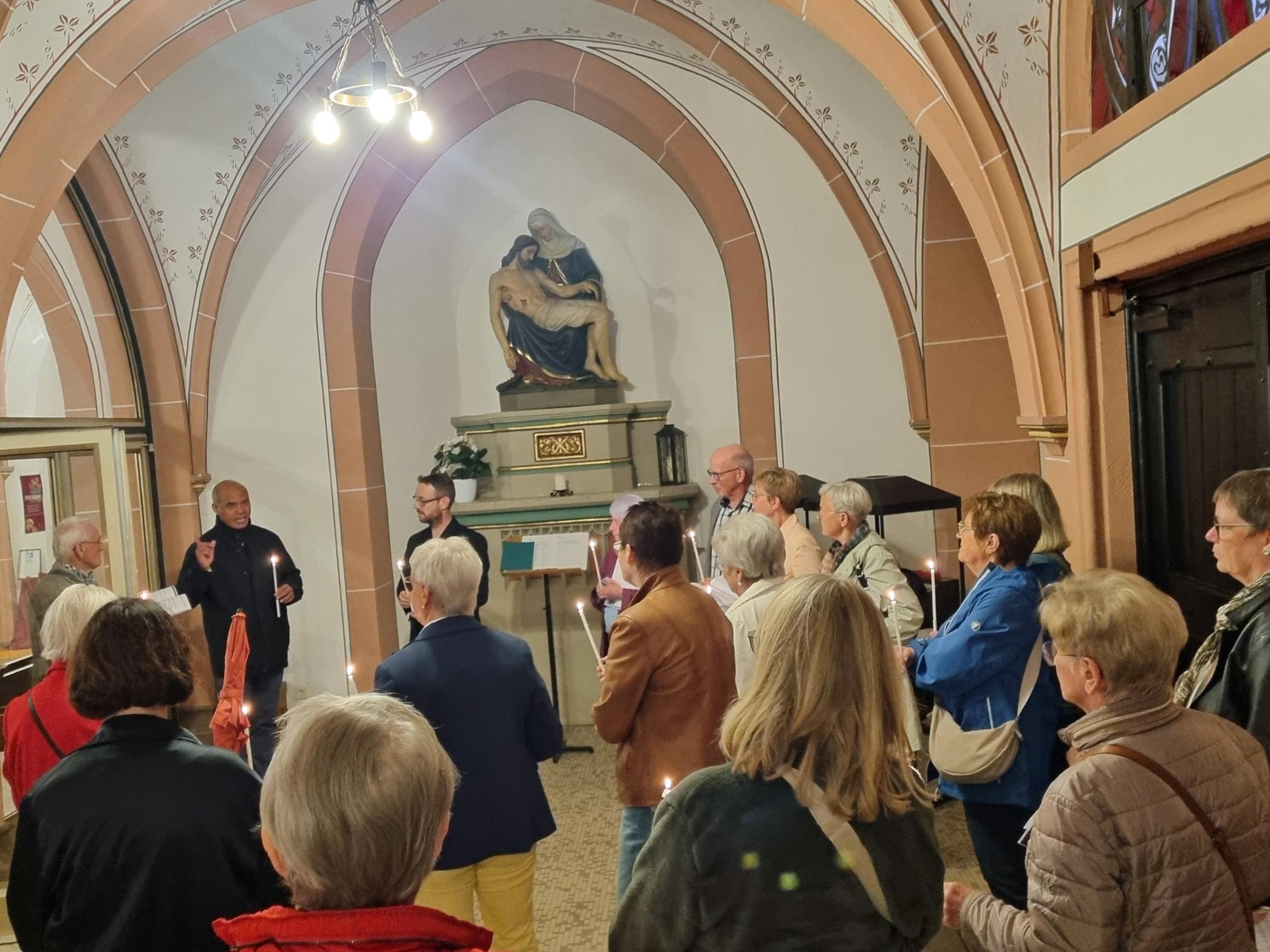 Rund 25 Personen kamen zur Mystagogischen Kirchenführung in die Kirche St. Stephanus in Oberthal.