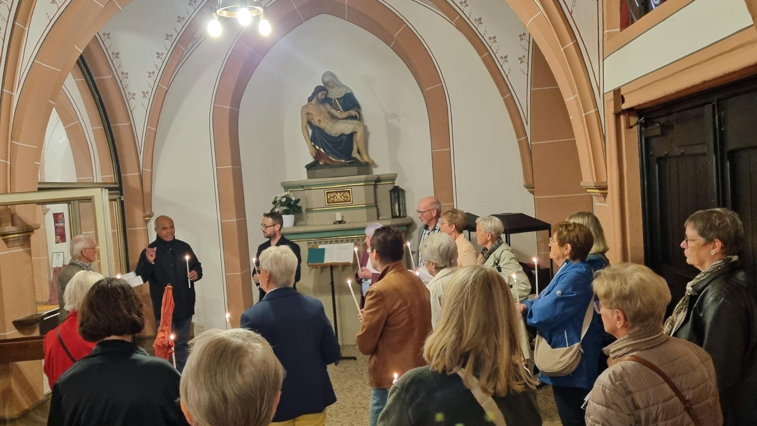 Rund 25 Personen kamen zur Mystagogischen Kirchenführung in die Kirche St. Stephanus in Oberthal.
