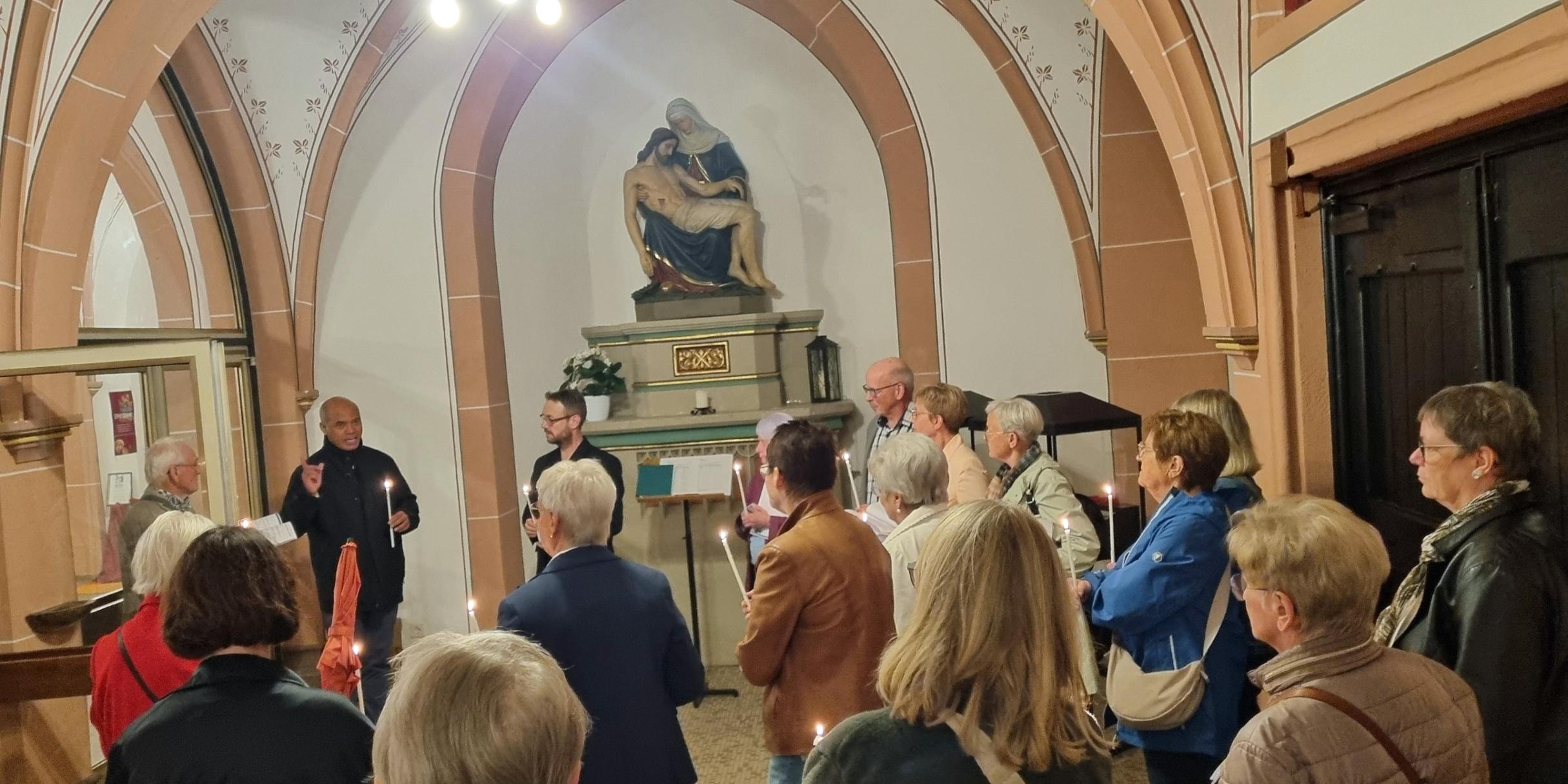 Rund 25 Personen kamen zur Mystagogischen Kirchenführung in die Kirche St. Stephanus in Oberthal.