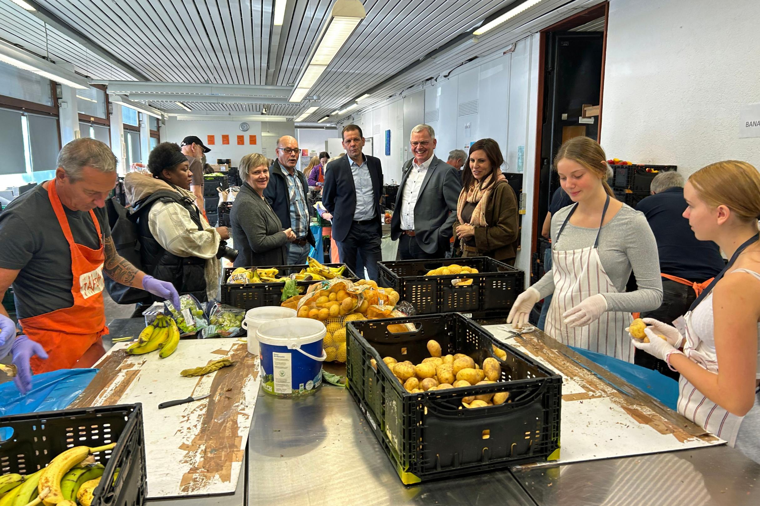 Vor der Ausgabe sortieren die Ehrenamtlichen die gespendeten Lebensmittel. Schülerinnen und Schüler sortierten Lebensmittel für die Tafel