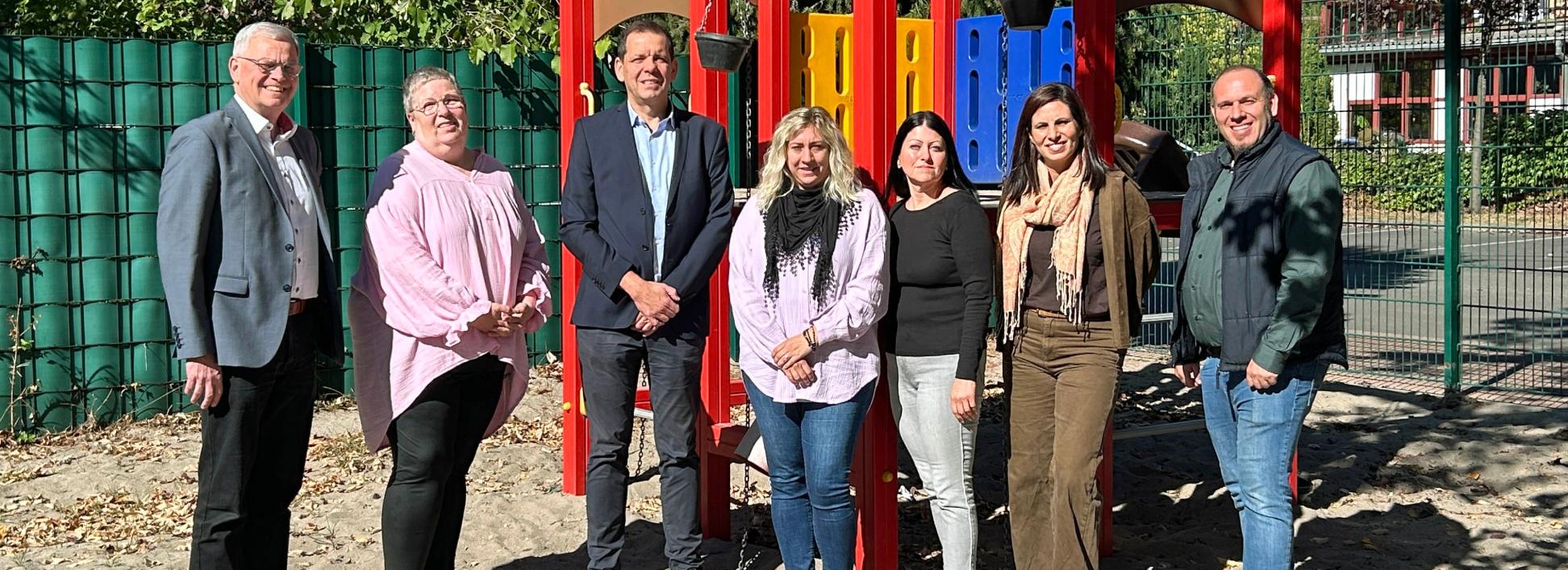Gruppenfoto vor einem Spielplatzgerät