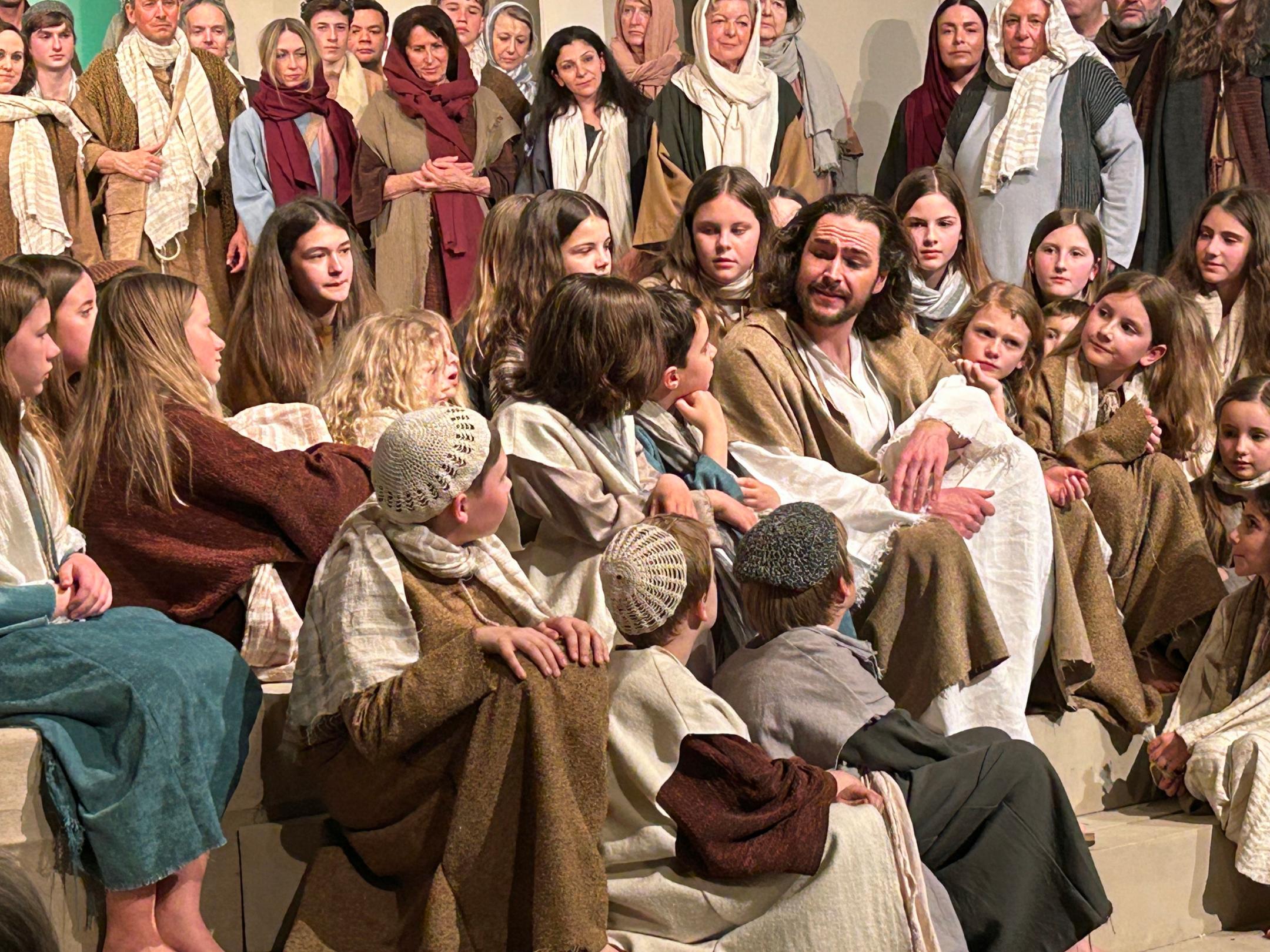 Jesus (Simon Kliebenstein) ruft die Kinder zu sich und erzählt ihnen das Gleichnis vom verlorenen Schaf.