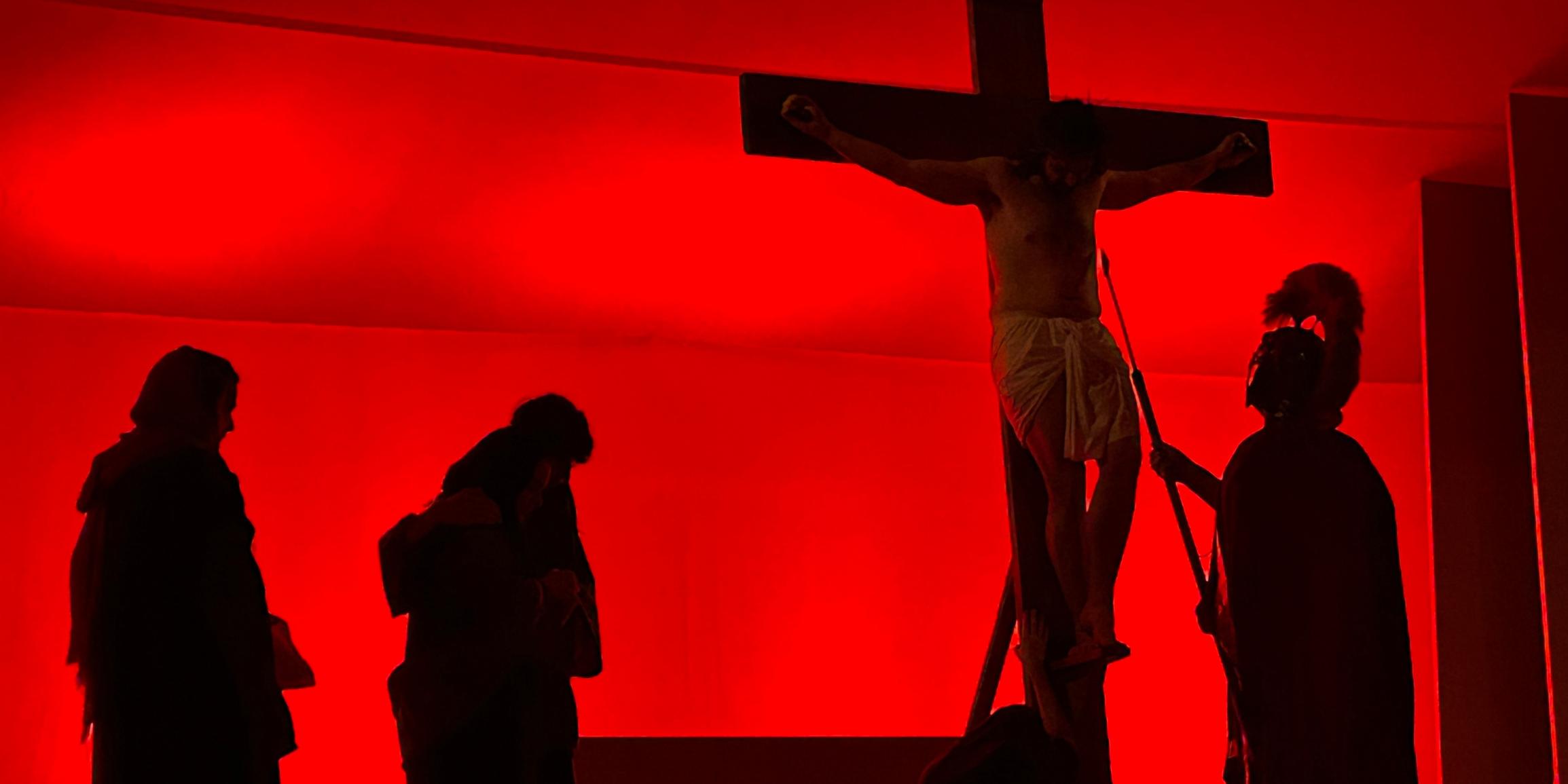 Der römische Soldat Longinus sticht Jesus seine Lanze ins Herz.