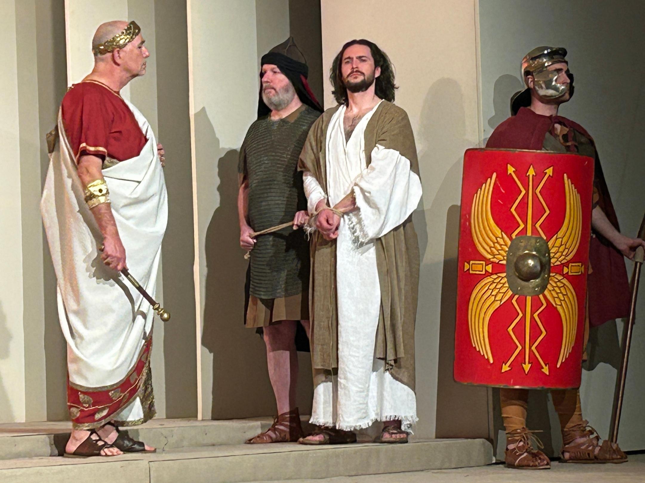 Pontius Pilatus (Thomas Kliebenstein) befragt Jesus (Simon Kliebenstein).